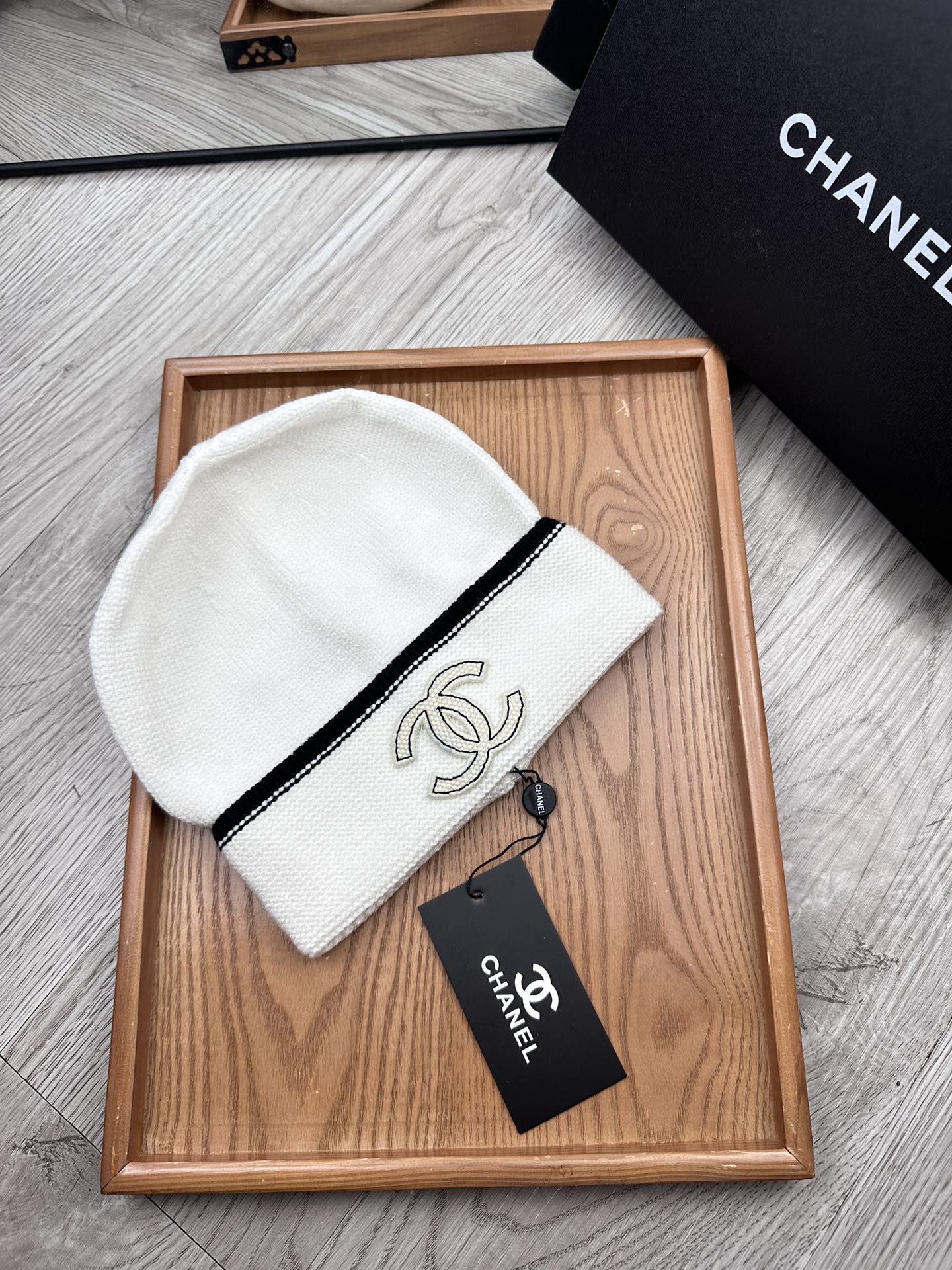 。C家。福利！！新款上架，特别实惠的一个系列帽子，面料：毛线。密度紧致！毛线针织面料手感舒适透气性好！款