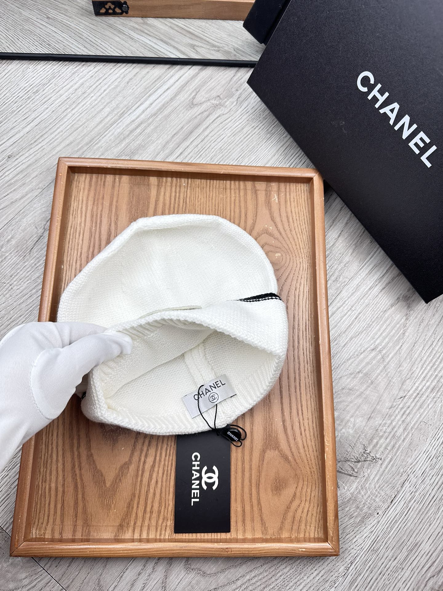 。C家。福利！！新款上架，特别实惠的一个系列帽子，面料：毛线。密度紧致！毛线针织面料手感舒适透气性好！款