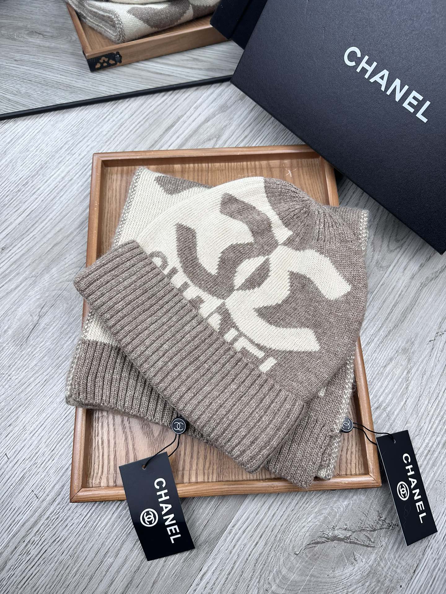 🌹。C家。【两件套-羊毛套装帽子】经典套装帽子！帽子➕围巾！70%羊毛+30%兔毛。暖暖哒超级舒服～冬日小姐姐减龄神器哦