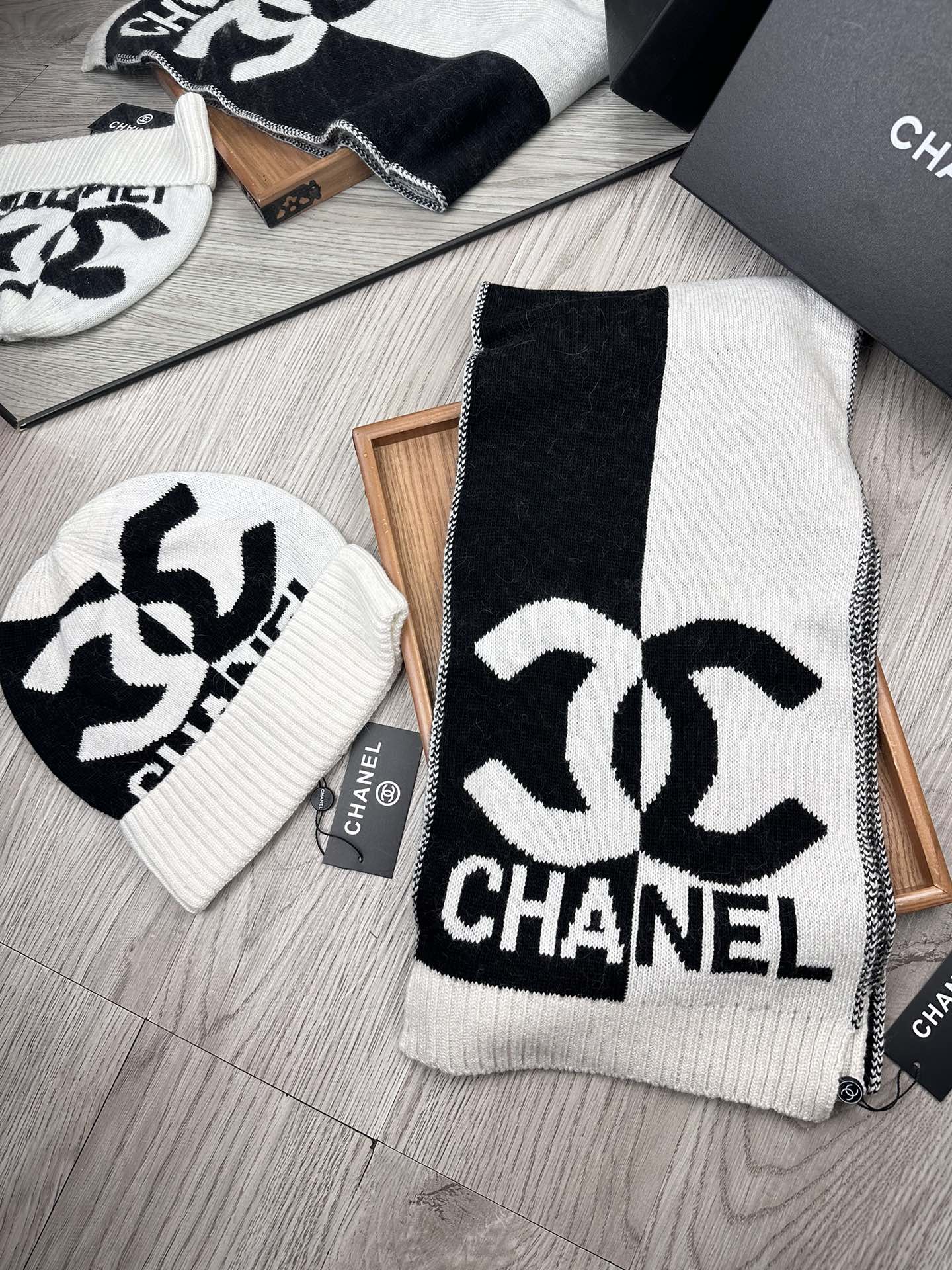 🌹。C家。【两件套-羊毛套装帽子】经典套装帽子！帽子➕围巾！70%羊毛+30%兔毛。暖暖哒超级舒服～冬日小姐姐减龄神器哦