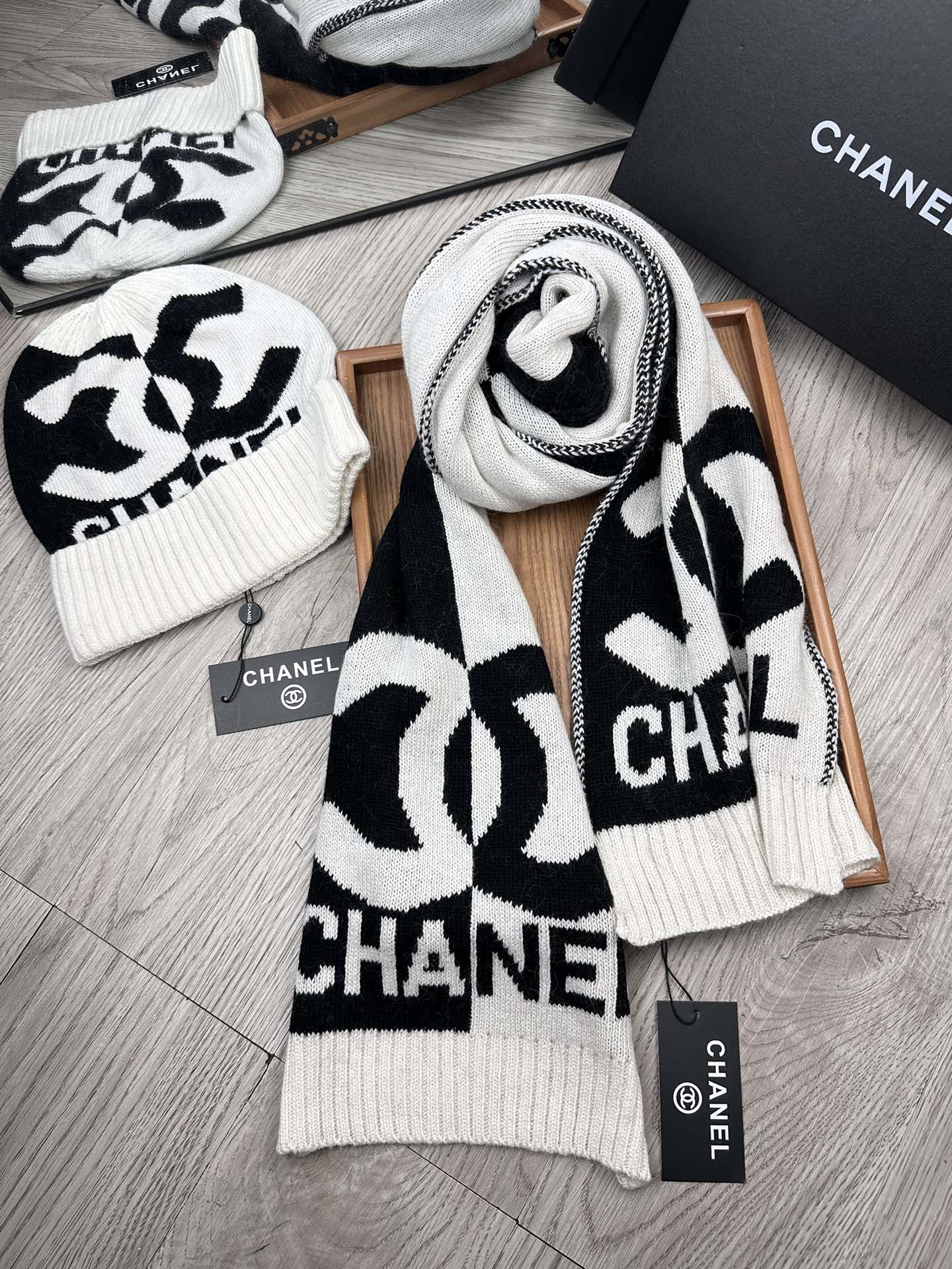 🌹。C家。【两件套-羊毛套装帽子】经典套装帽子！帽子➕围巾！70%羊毛+30%兔毛。暖暖哒超级舒服～冬日小姐姐减龄神器哦