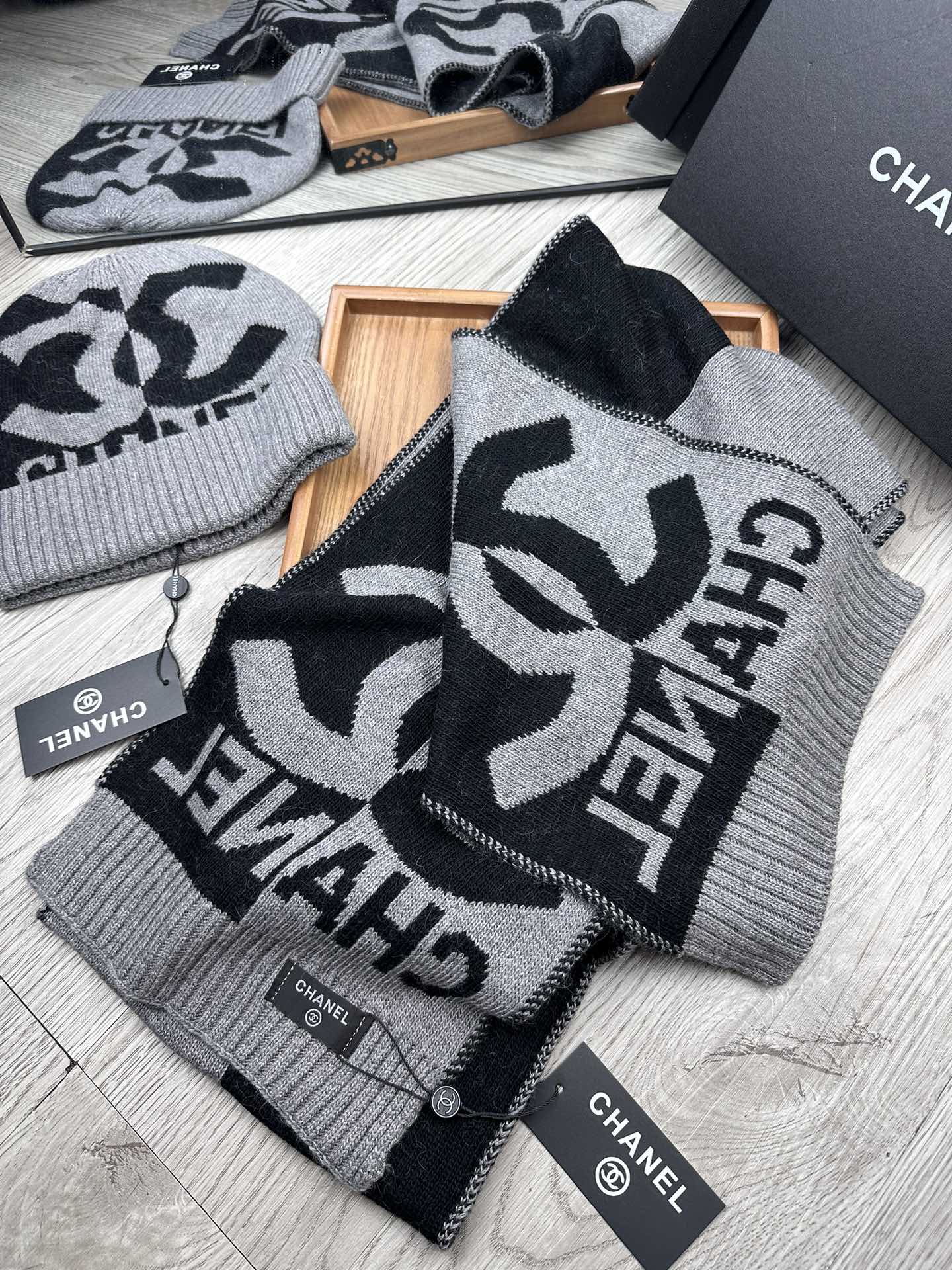 🌹。C家。【两件套-羊毛套装帽子】经典套装帽子！帽子➕围巾！70%羊毛+30%兔毛。暖暖哒超级舒服～冬日小姐姐减龄神器哦