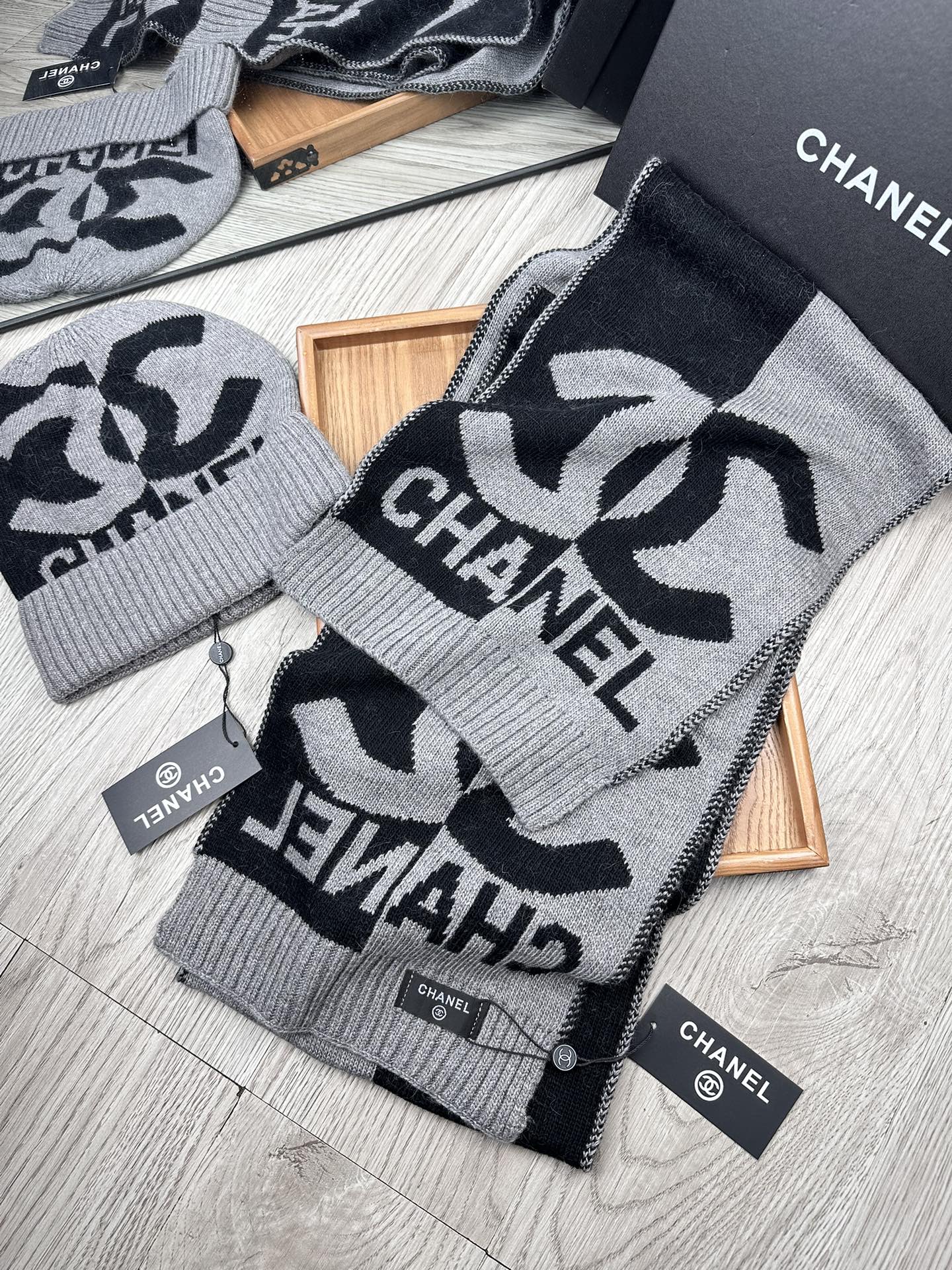 🌹。C家。【两件套-羊毛套装帽子】经典套装帽子！帽子➕围巾！70%羊毛+30%兔毛。暖暖哒超级舒服～冬日小姐姐减龄神器哦