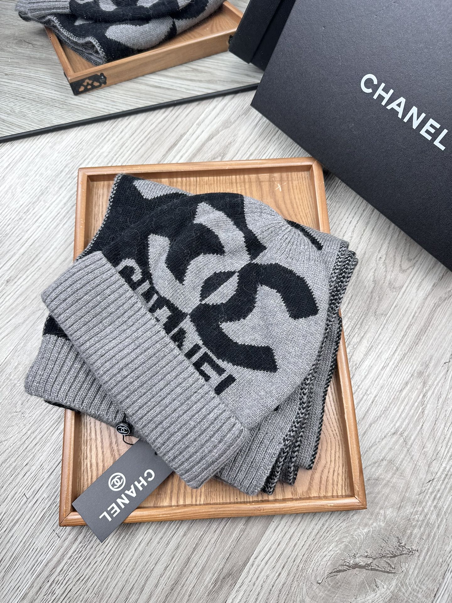 🌹。C家。【两件套-羊毛套装帽子】经典套装帽子！帽子➕围巾！70%羊毛+30%兔毛。暖暖哒超级舒服～冬日小姐姐减龄神器哦