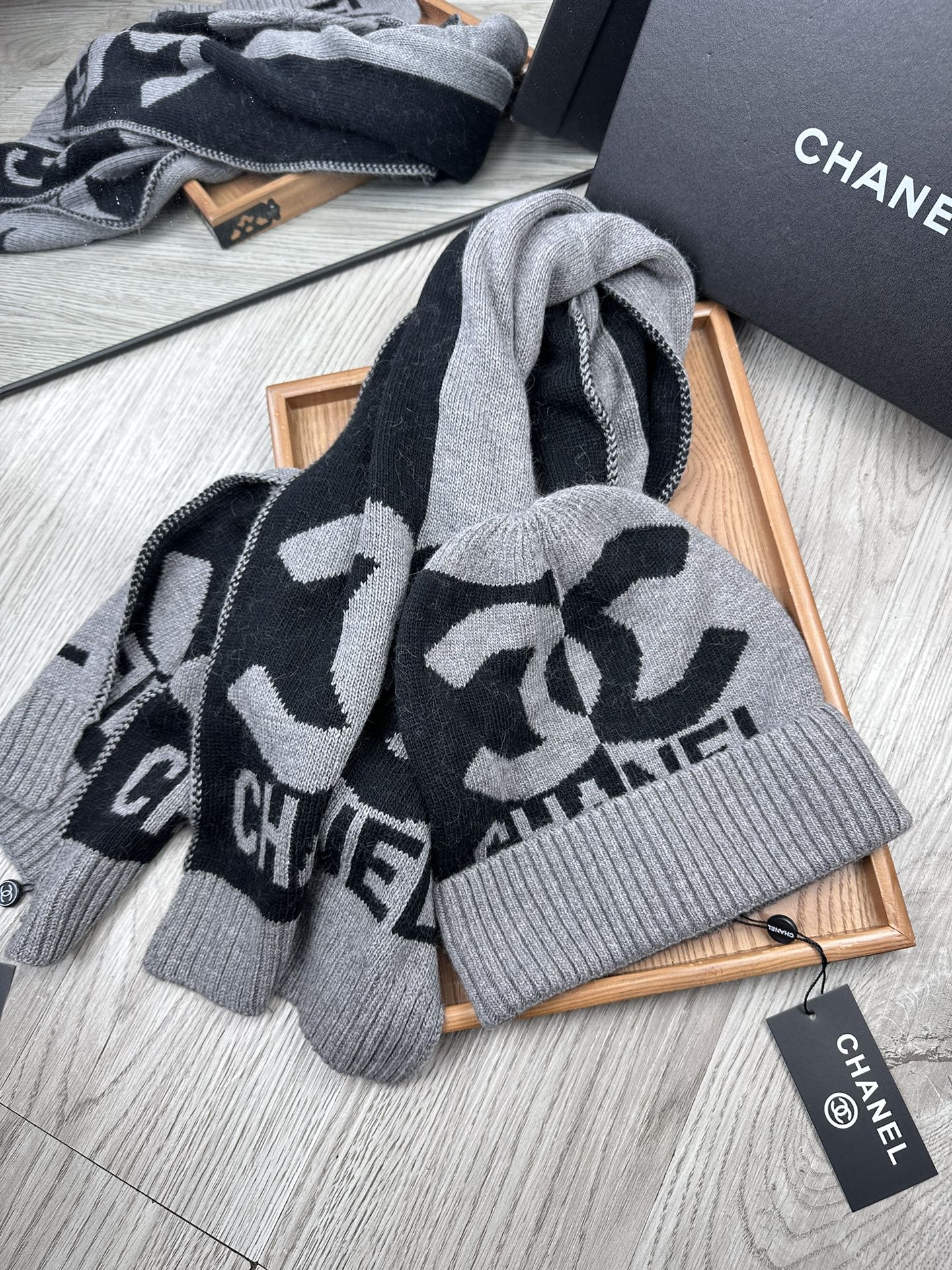 🌹。C家。【两件套-羊毛套装帽子】经典套装帽子！帽子➕围巾！70%羊毛+30%兔毛。暖暖哒超级舒服～冬日小姐姐减龄神器哦