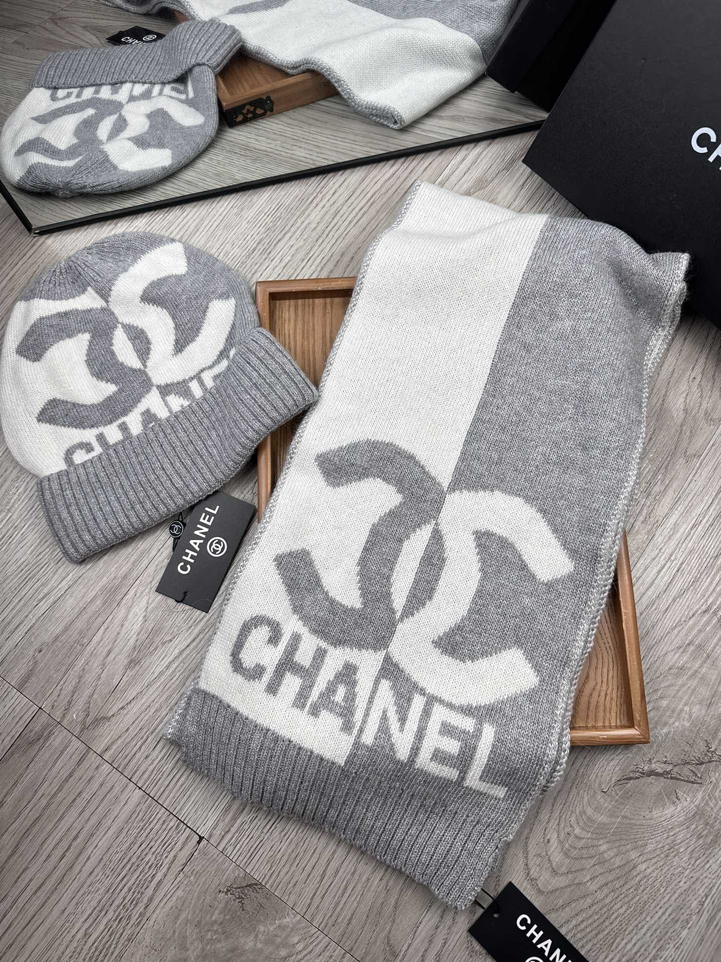 🌹。C家。【两件套-羊毛套装帽子】经典套装帽子！帽子➕围巾！70%羊毛+30%兔毛。暖暖哒超级舒服～冬日小姐姐减龄神器哦