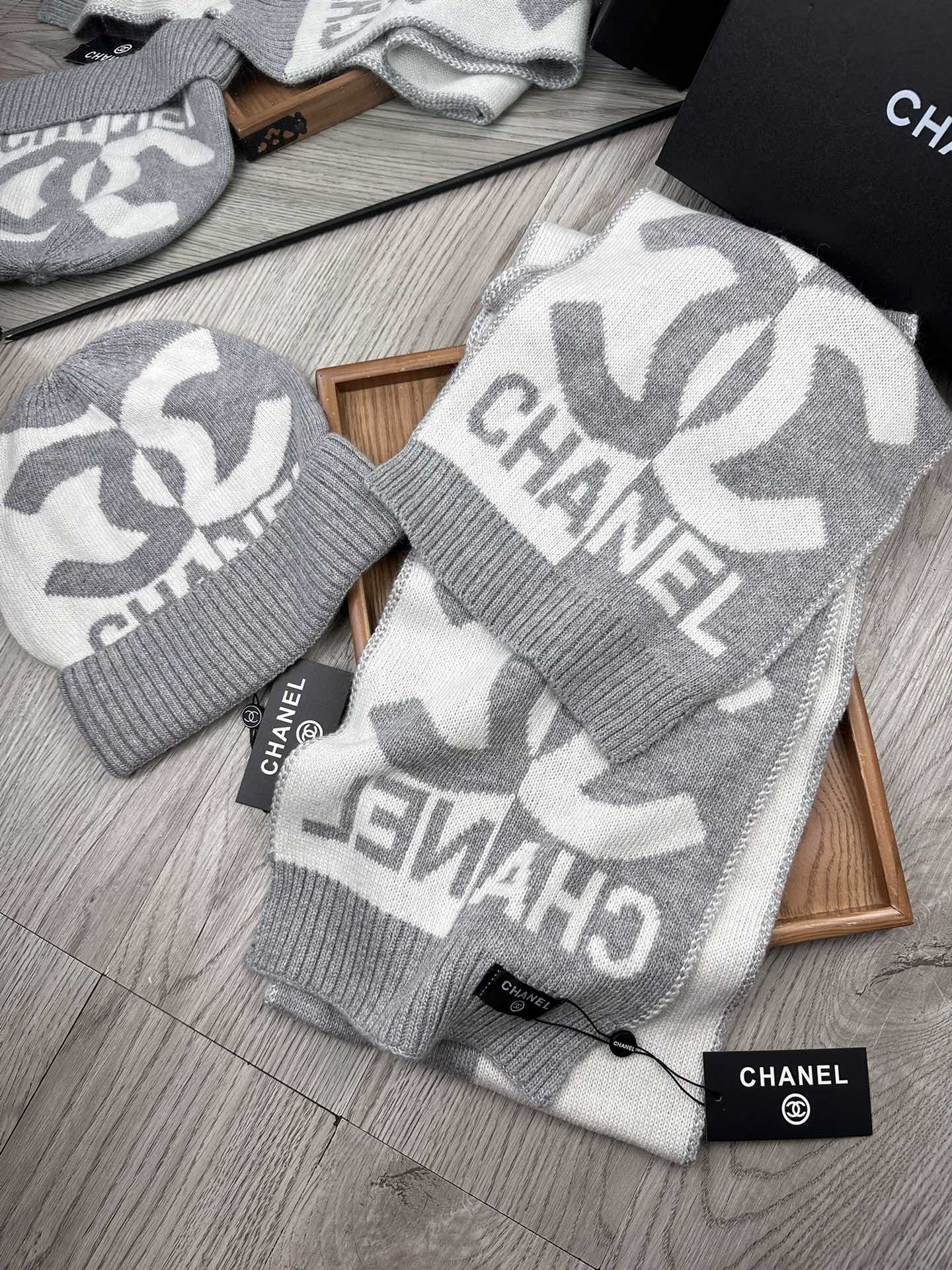 🌹。C家。【两件套-羊毛套装帽子】经典套装帽子！帽子➕围巾！70%羊毛+30%兔毛。暖暖哒超级舒服～冬日小姐姐减龄神器哦