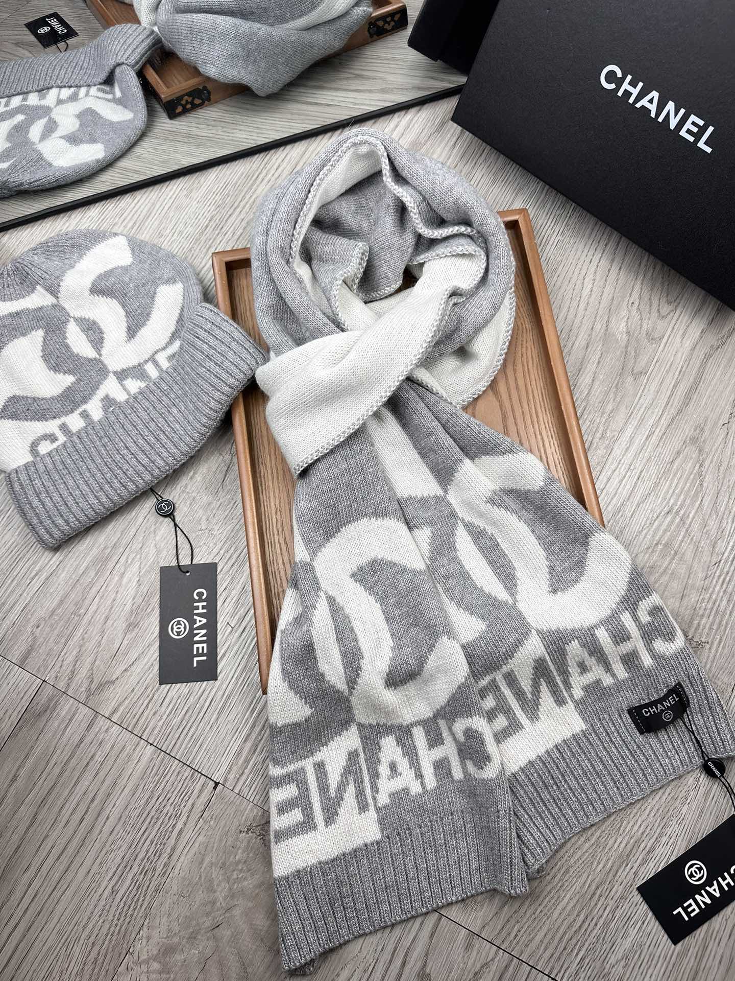 🌹。C家。【两件套-羊毛套装帽子】经典套装帽子！帽子➕围巾！70%羊毛+30%兔毛。暖暖哒超级舒服～冬日小姐姐减龄神器哦
