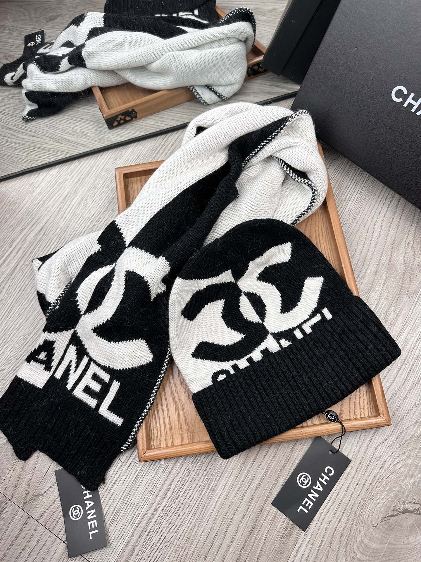 🌹。C家。【两件套-羊毛套装帽子】经典套装帽子！帽子➕围巾！70%羊毛+30%兔毛。暖暖哒超级舒服～冬日小姐姐减龄神器哦