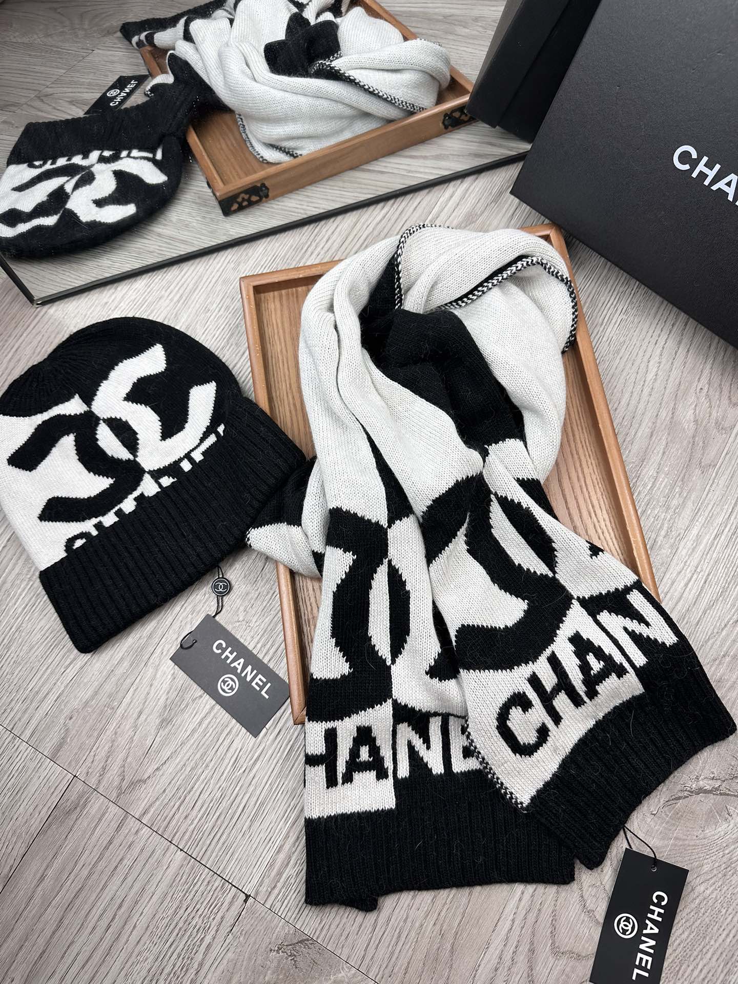 🌹。C家。【两件套-羊毛套装帽子】经典套装帽子！帽子➕围巾！70%羊毛+30%兔毛。暖暖哒超级舒服～冬日小姐姐减龄神器哦