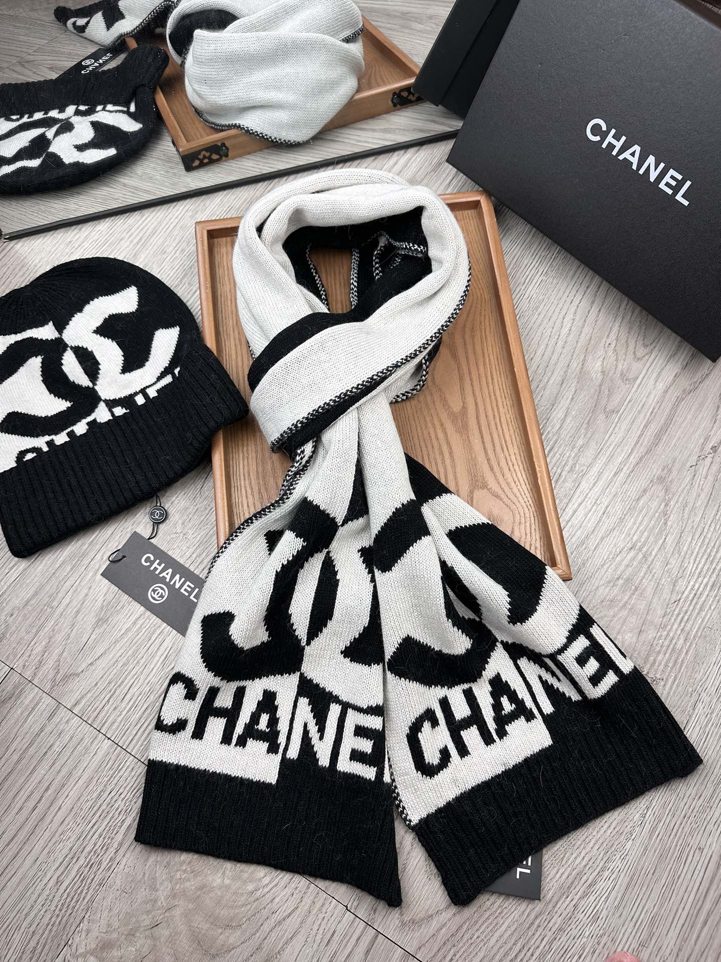 🌹。C家。【两件套-羊毛套装帽子】经典套装帽子！帽子➕围巾！70%羊毛+30%兔毛。暖暖哒超级舒服～冬日小姐姐减龄神器哦