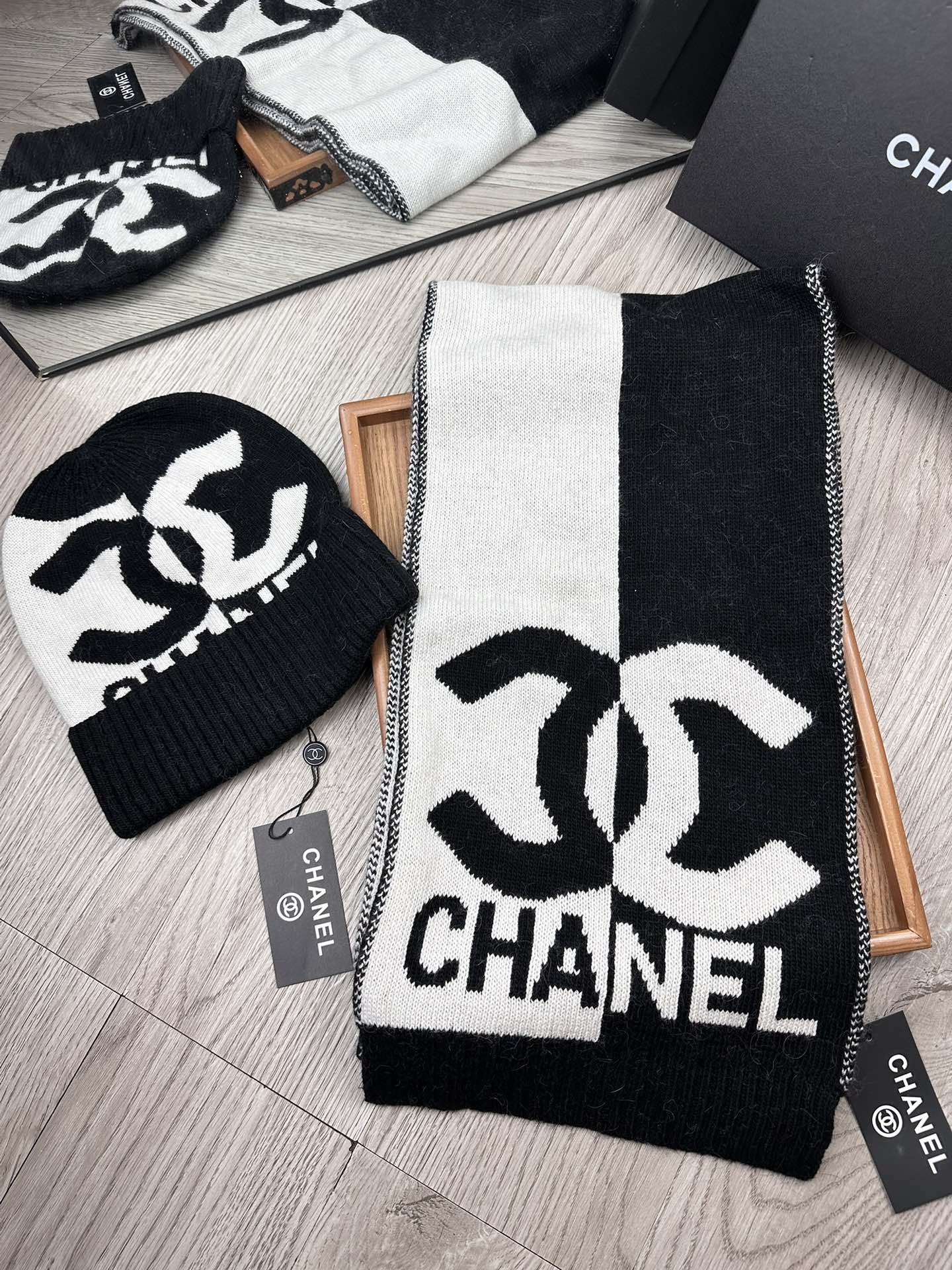 🌹。C家。【两件套-羊毛套装帽子】经典套装帽子！帽子➕围巾！70%羊毛+30%兔毛。暖暖哒超级舒服～冬日小姐姐减龄神器哦