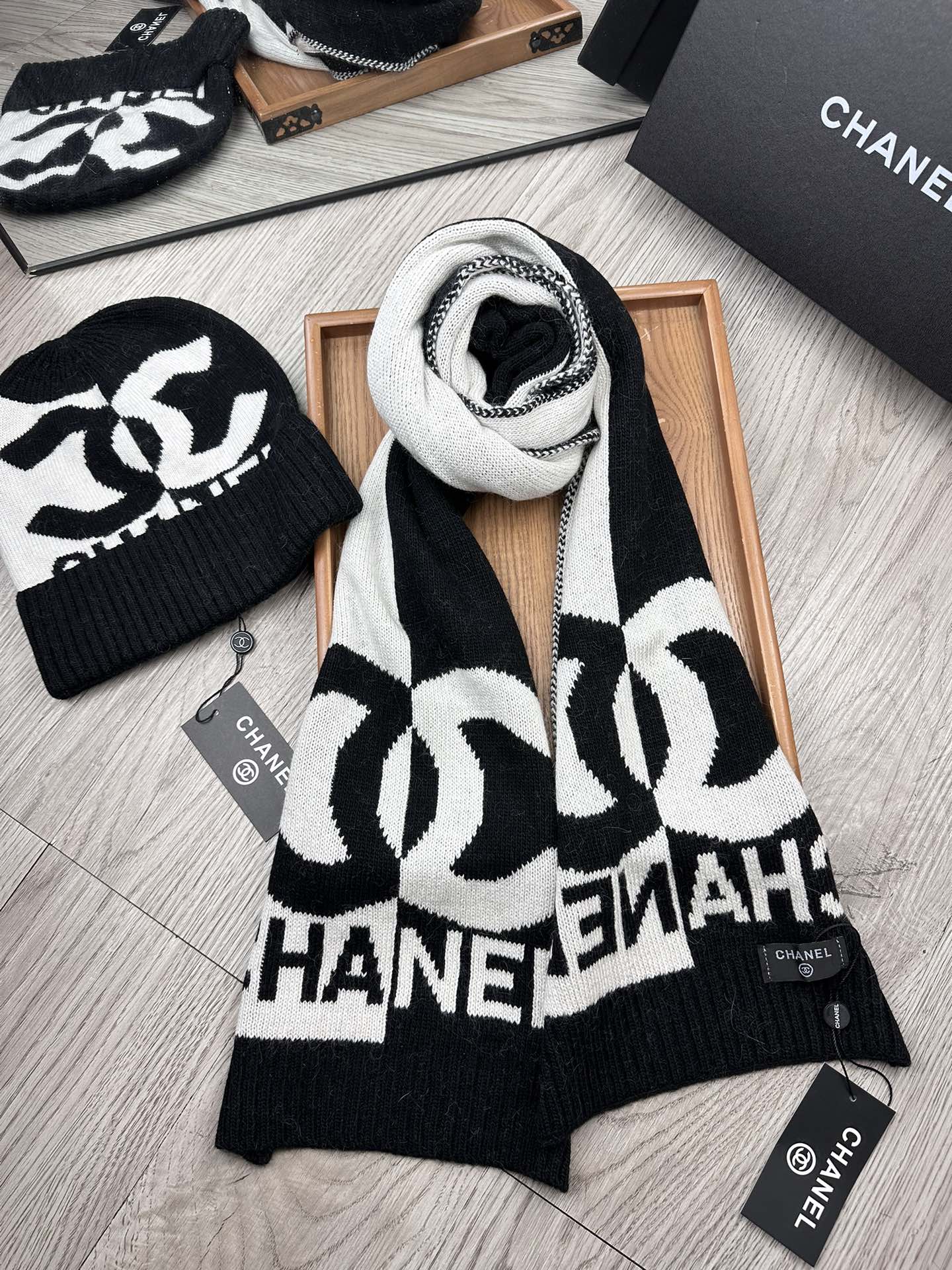 🌹。C家。【两件套-羊毛套装帽子】经典套装帽子！帽子➕围巾！70%羊毛+30%兔毛。暖暖哒超级舒服～冬日小姐姐减龄神器哦
