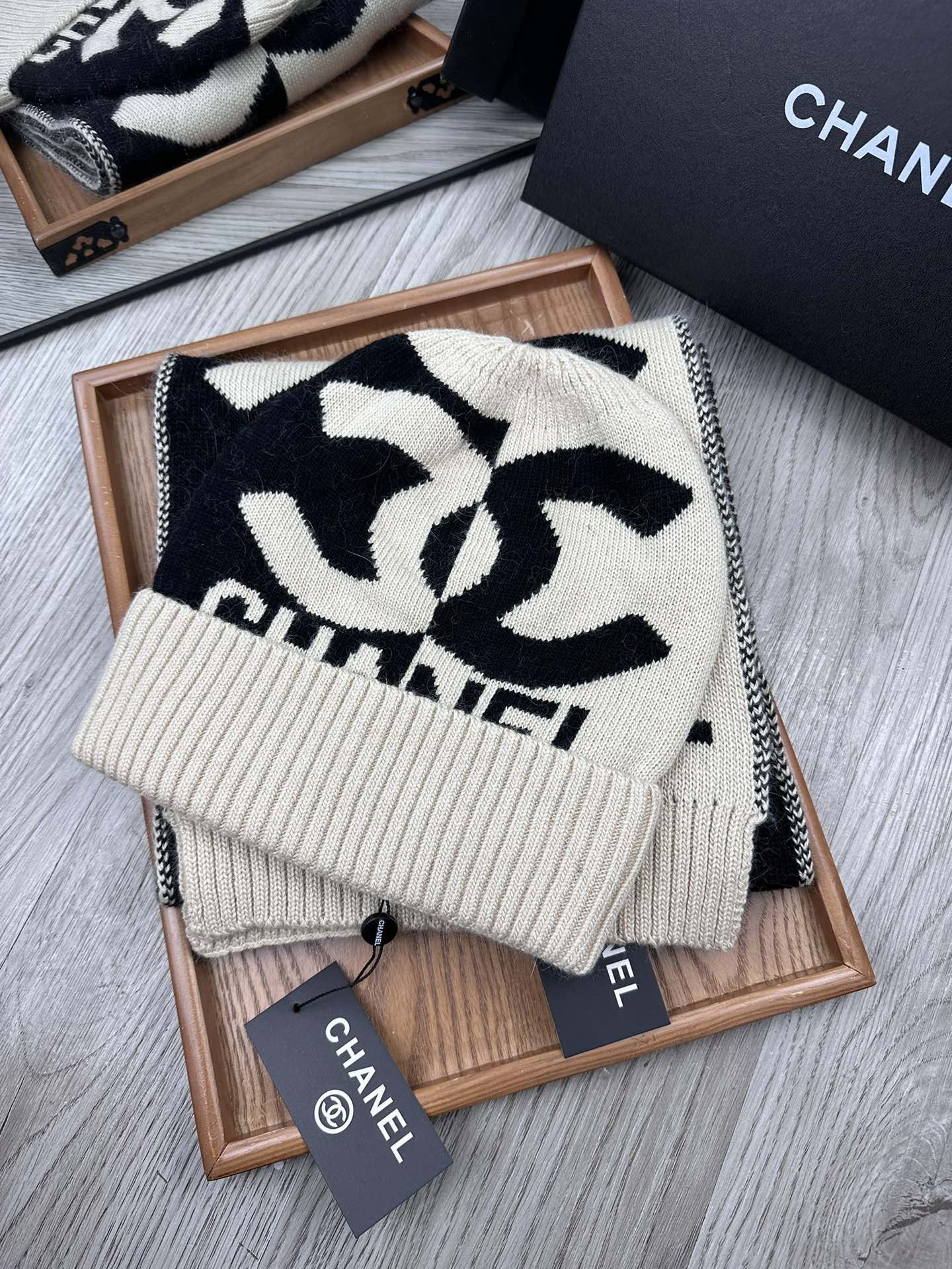 🌹。C家。【两件套-羊毛套装帽子】经典套装帽子！帽子➕围巾！70%羊毛+30%兔毛。暖暖哒超级舒服～冬日小姐姐减龄神器哦