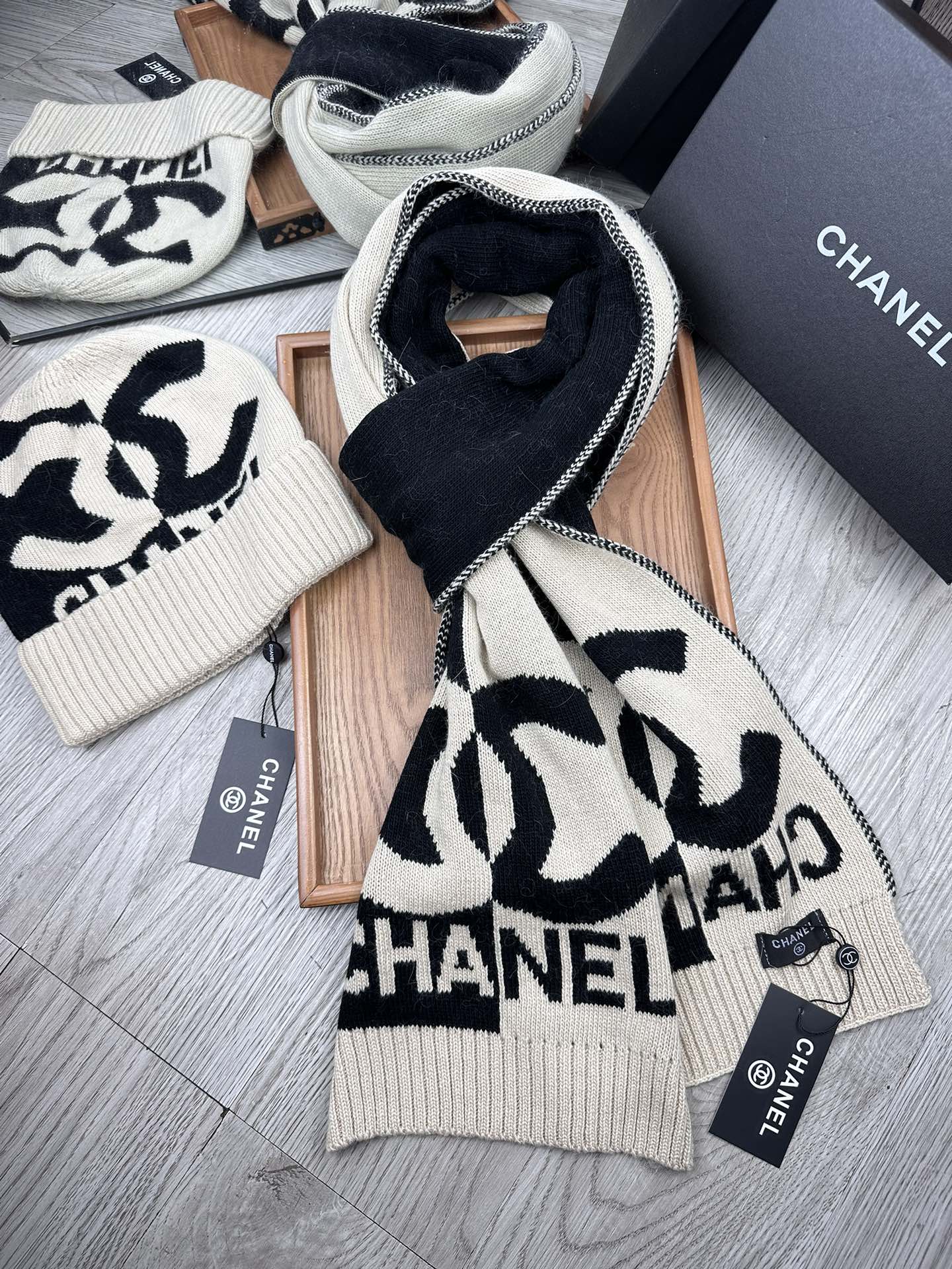 🌹。C家。【两件套-羊毛套装帽子】经典套装帽子！帽子➕围巾！70%羊毛+30%兔毛。暖暖哒超级舒服～冬日小姐姐减龄神器哦