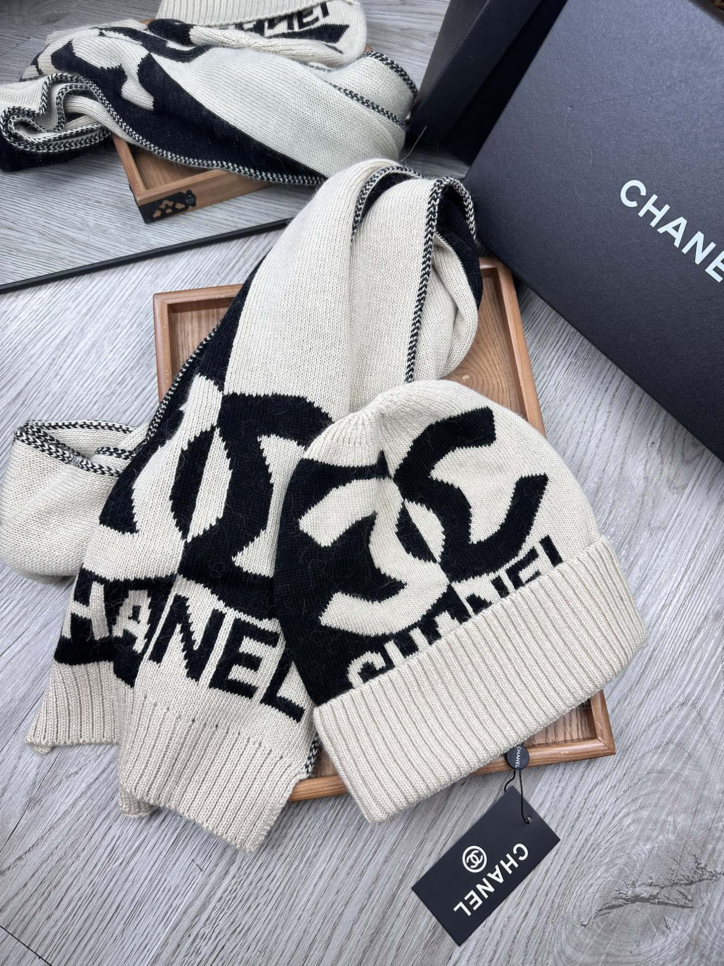 🌹。C家。【两件套-羊毛套装帽子】经典套装帽子！帽子➕围巾！70%羊毛+30%兔毛。暖暖哒超级舒服～冬日小姐姐减龄神器哦
