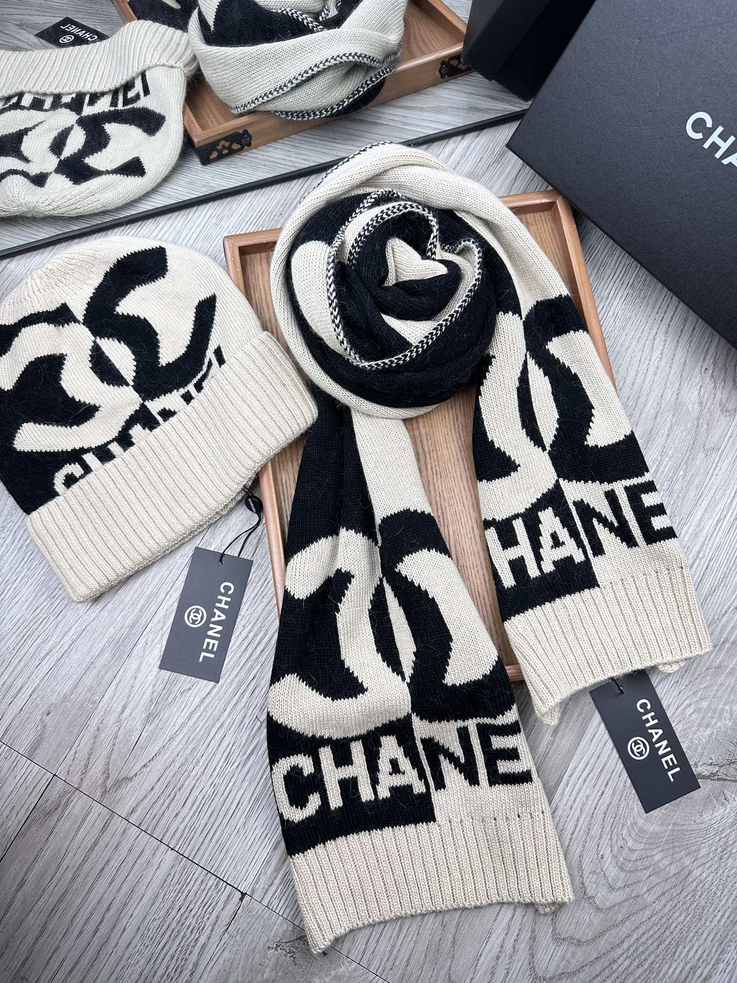 🌹。C家。【两件套-羊毛套装帽子】经典套装帽子！帽子➕围巾！70%羊毛+30%兔毛。暖暖哒超级舒服～冬日小姐姐减龄神器哦