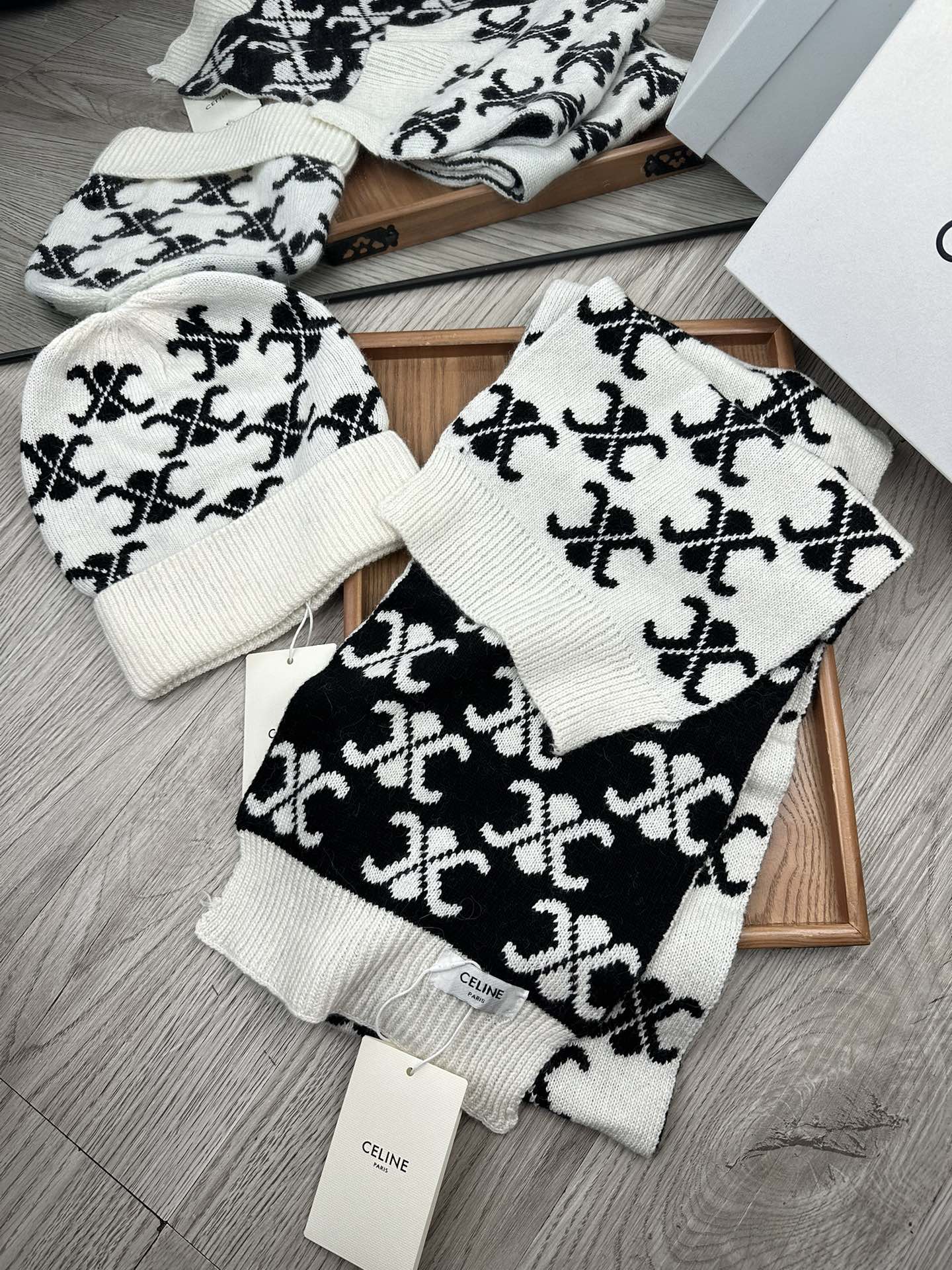 🌹。赛琳。【两件套-羊毛套装帽子】经典套装帽子！帽子➕围巾！70%羊毛+30%兔毛。暖暖哒超级舒服～冬日小姐姐减龄神器哦