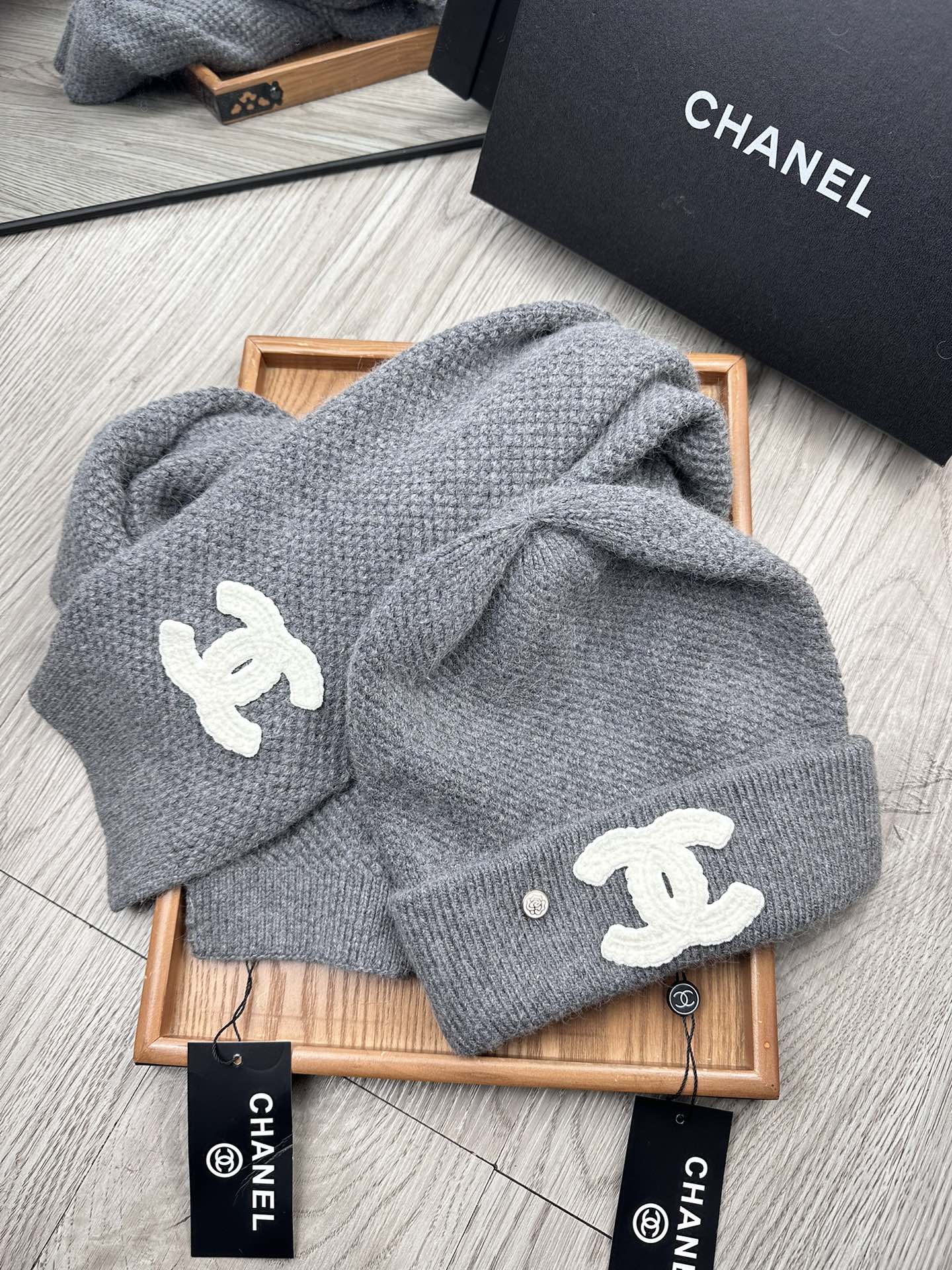 🌹。C家。【两件套-羊毛套装帽子】经典套装帽子！帽子➕围巾！70%羊毛+30%兔毛。暖暖哒超级舒服～冬日小姐姐减龄神器哦