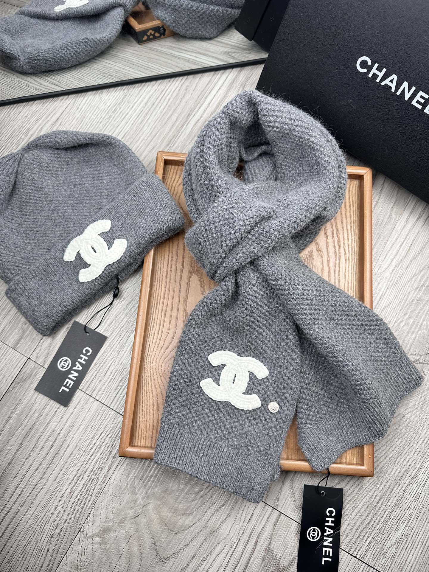 🌹。C家。【两件套-羊毛套装帽子】经典套装帽子！帽子➕围巾！70%羊毛+30%兔毛。暖暖哒超级舒服～冬日小姐姐减龄神器哦