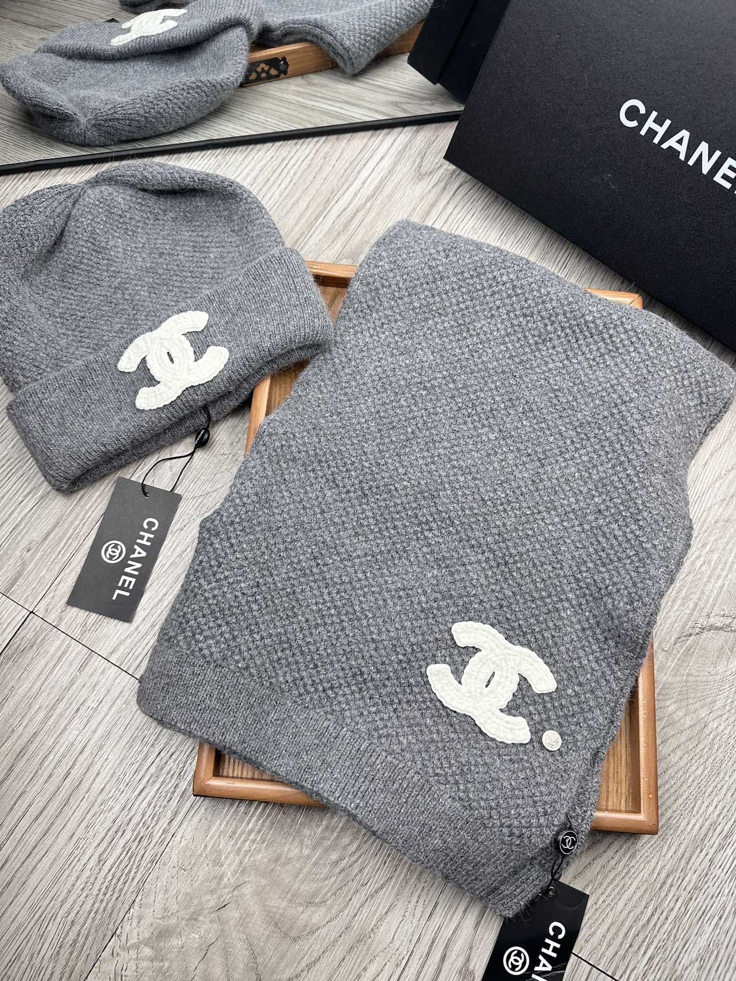 🌹。C家。【两件套-羊毛套装帽子】经典套装帽子！帽子➕围巾！70%羊毛+30%兔毛。暖暖哒超级舒服～冬日小姐姐减龄神器哦