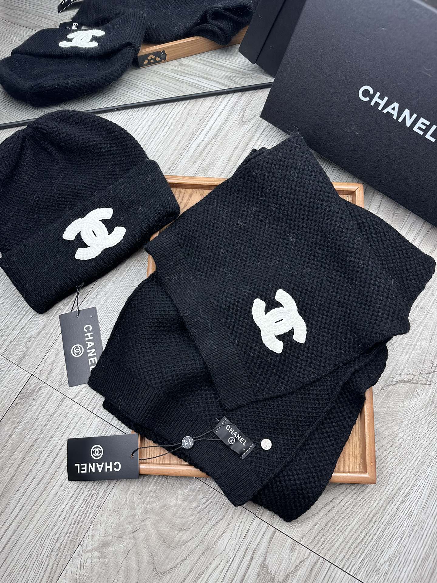 🌹。C家。【两件套-羊毛套装帽子】经典套装帽子！帽子➕围巾！70%羊毛+30%兔毛。暖暖哒超级舒服～冬日小姐姐减龄神器哦