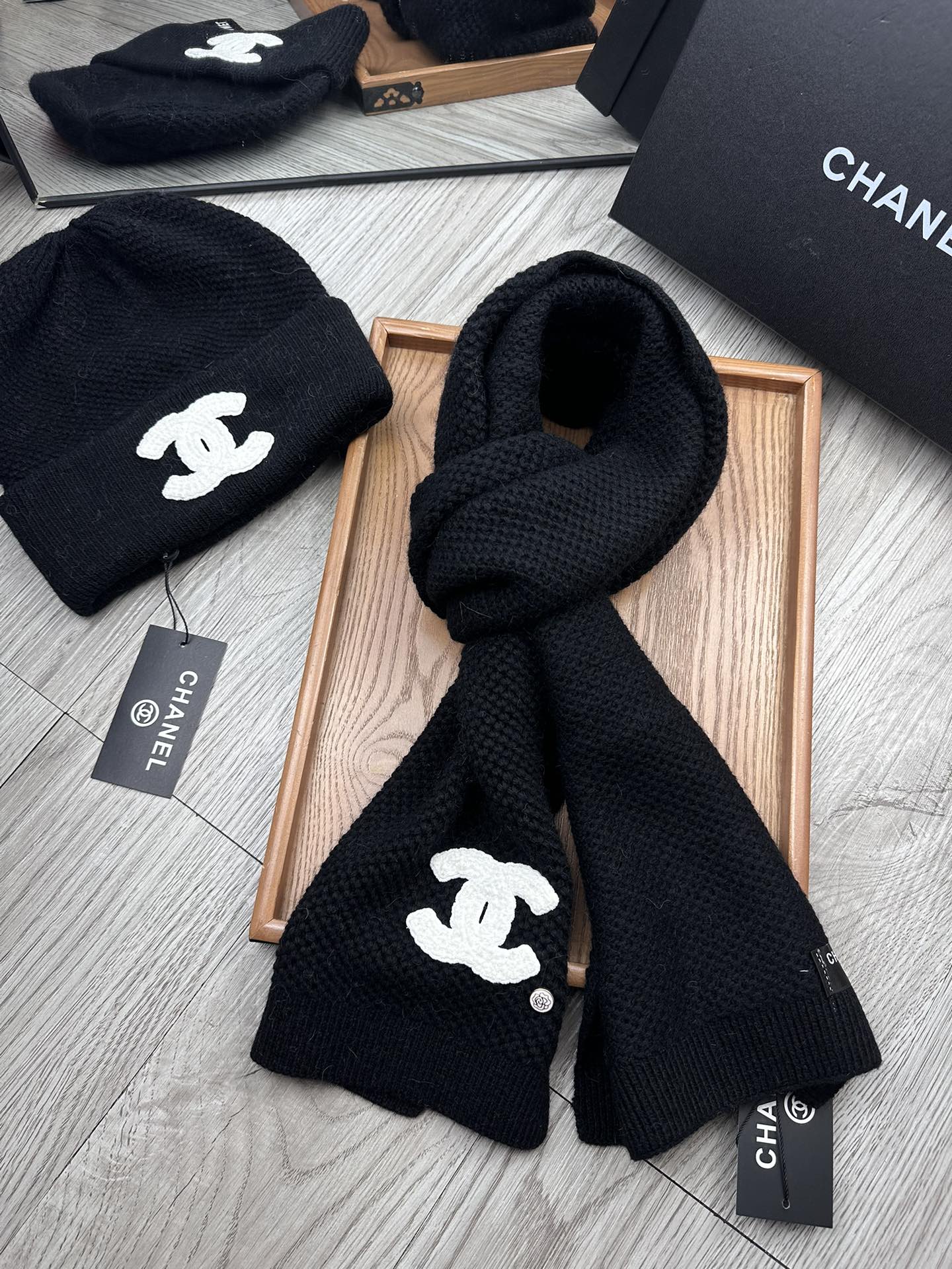 🌹。C家。【两件套-羊毛套装帽子】经典套装帽子！帽子➕围巾！70%羊毛+30%兔毛。暖暖哒超级舒服～冬日小姐姐减龄神器哦