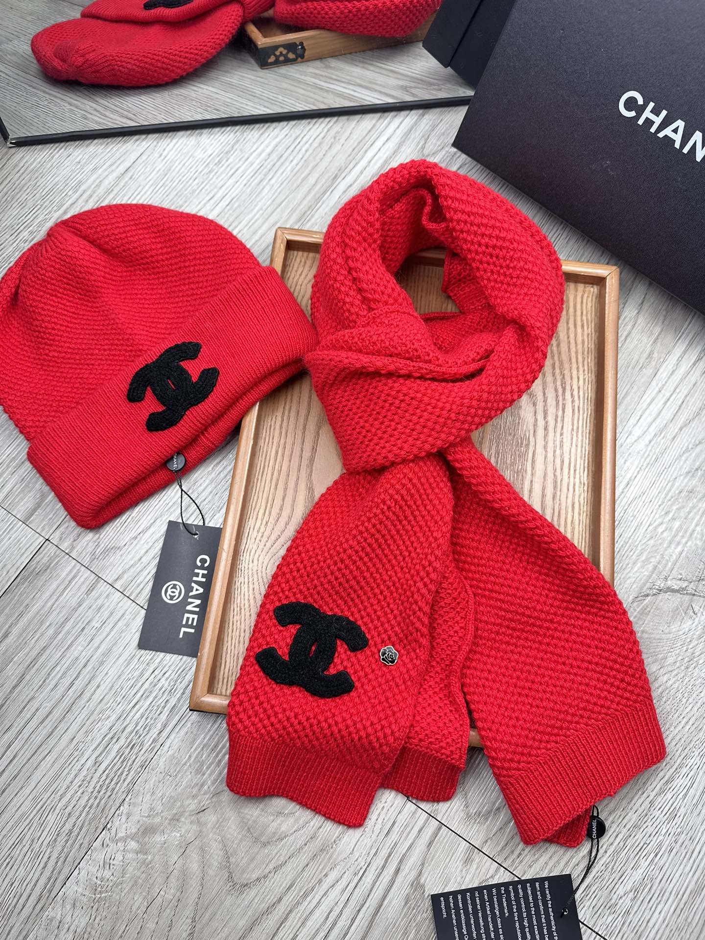 🌹。C家。【两件套-羊毛套装帽子】经典套装帽子！帽子➕围巾！70%羊毛+30%兔毛。暖暖哒超级舒服～冬日小姐姐减龄神器哦