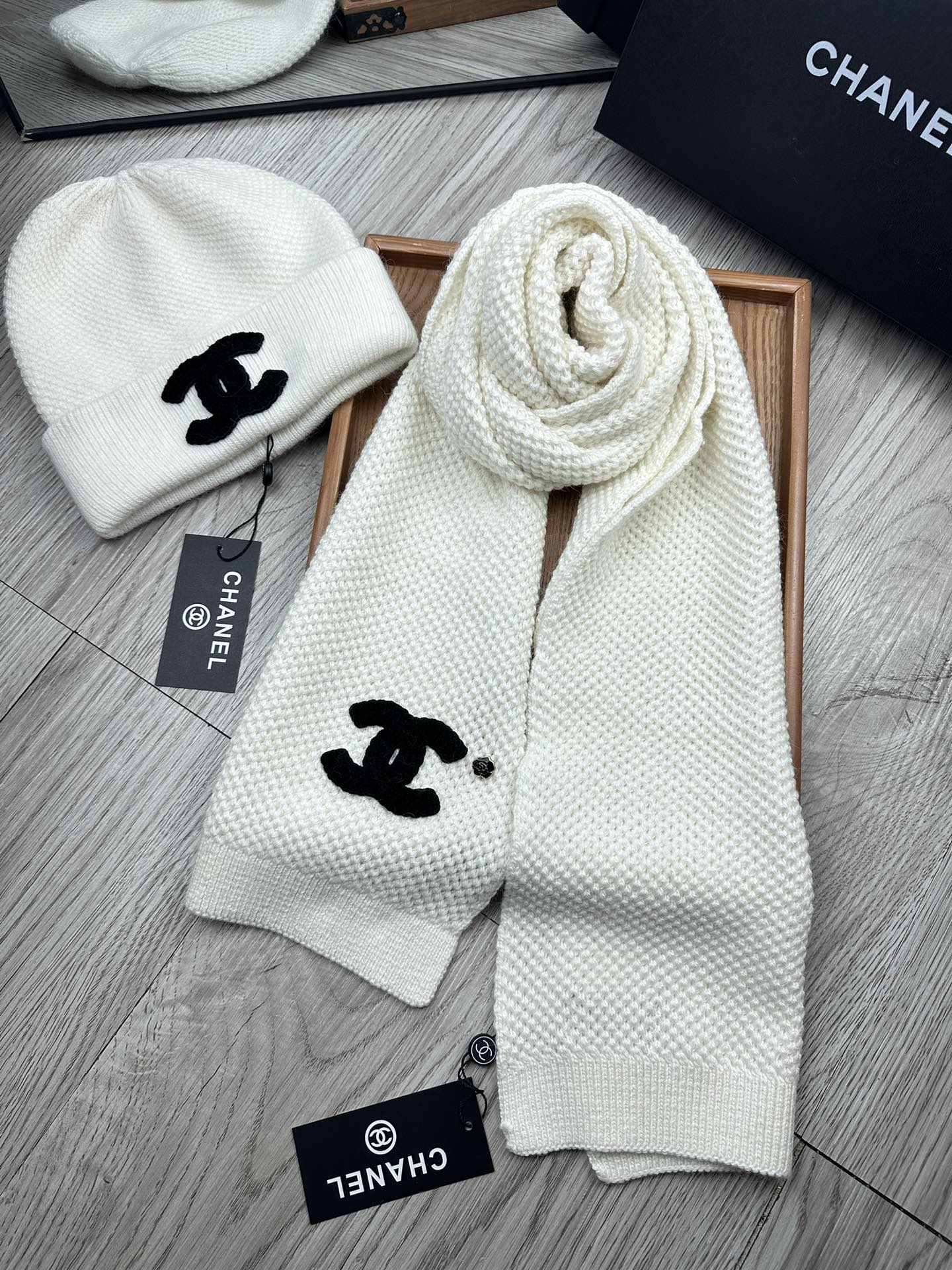 🌹。C家。【两件套-羊毛套装帽子】经典套装帽子！帽子➕围巾！70%羊毛+30%兔毛。暖暖哒超级舒服～冬日小姐姐减龄神器哦