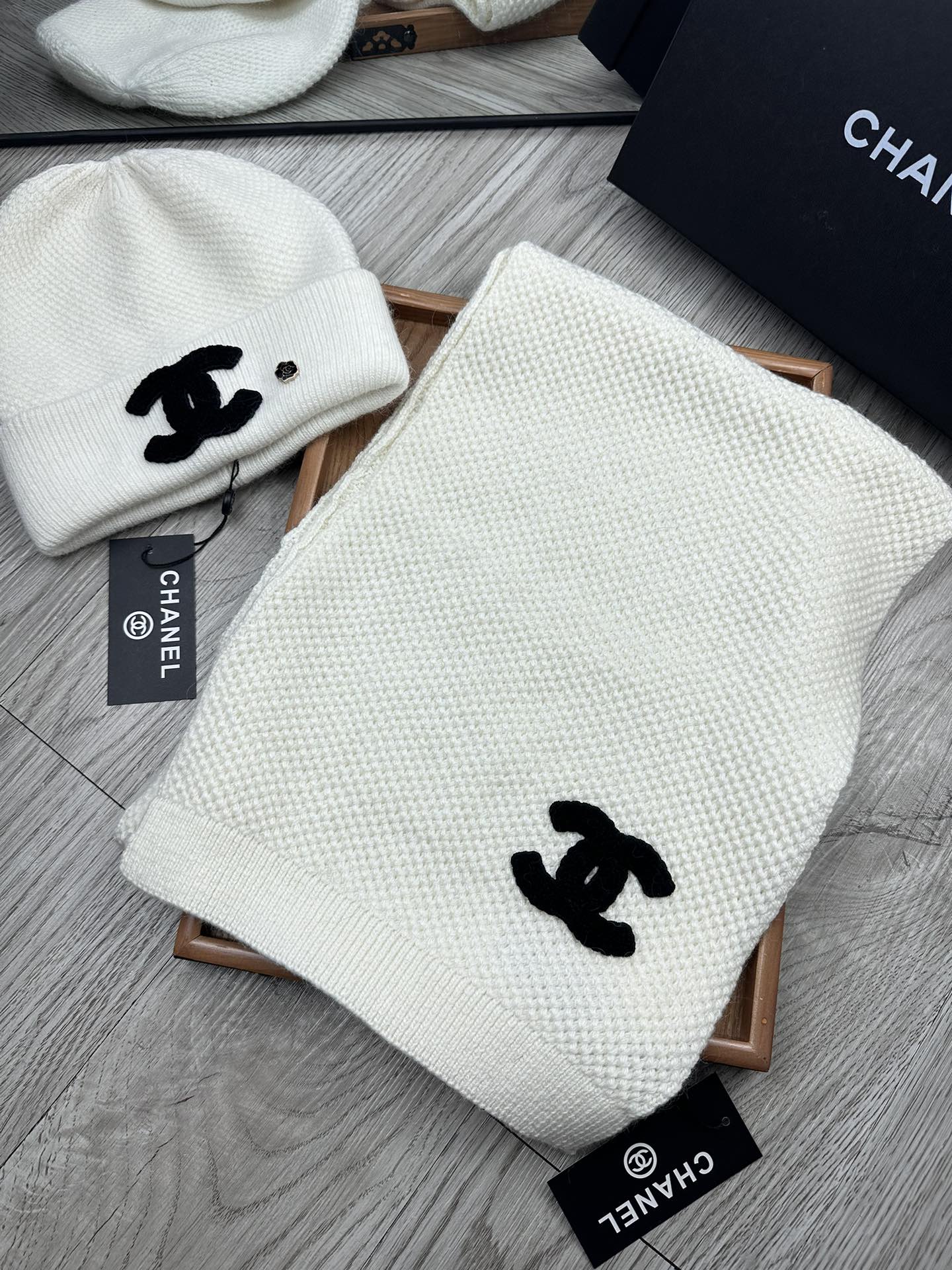 🌹。C家。【两件套-羊毛套装帽子】经典套装帽子！帽子➕围巾！70%羊毛+30%兔毛。暖暖哒超级舒服～冬日小姐姐减龄神器哦