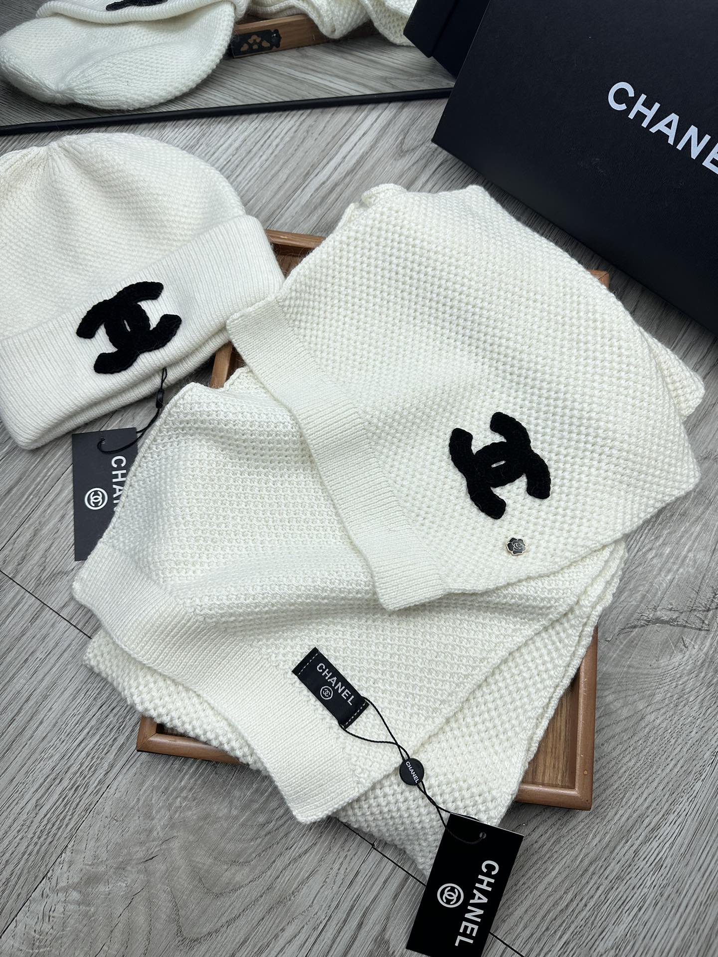 🌹。C家。【两件套-羊毛套装帽子】经典套装帽子！帽子➕围巾！70%羊毛+30%兔毛。暖暖哒超级舒服～冬日小姐姐减龄神器哦