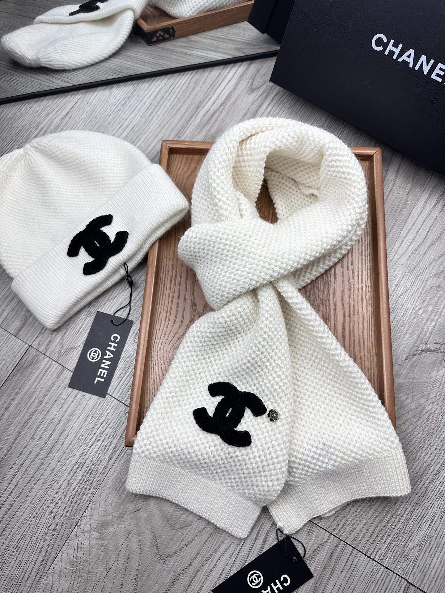🌹。C家。【两件套-羊毛套装帽子】经典套装帽子！帽子➕围巾！70%羊毛+30%兔毛。暖暖哒超级舒服～冬日小姐姐减龄神器哦