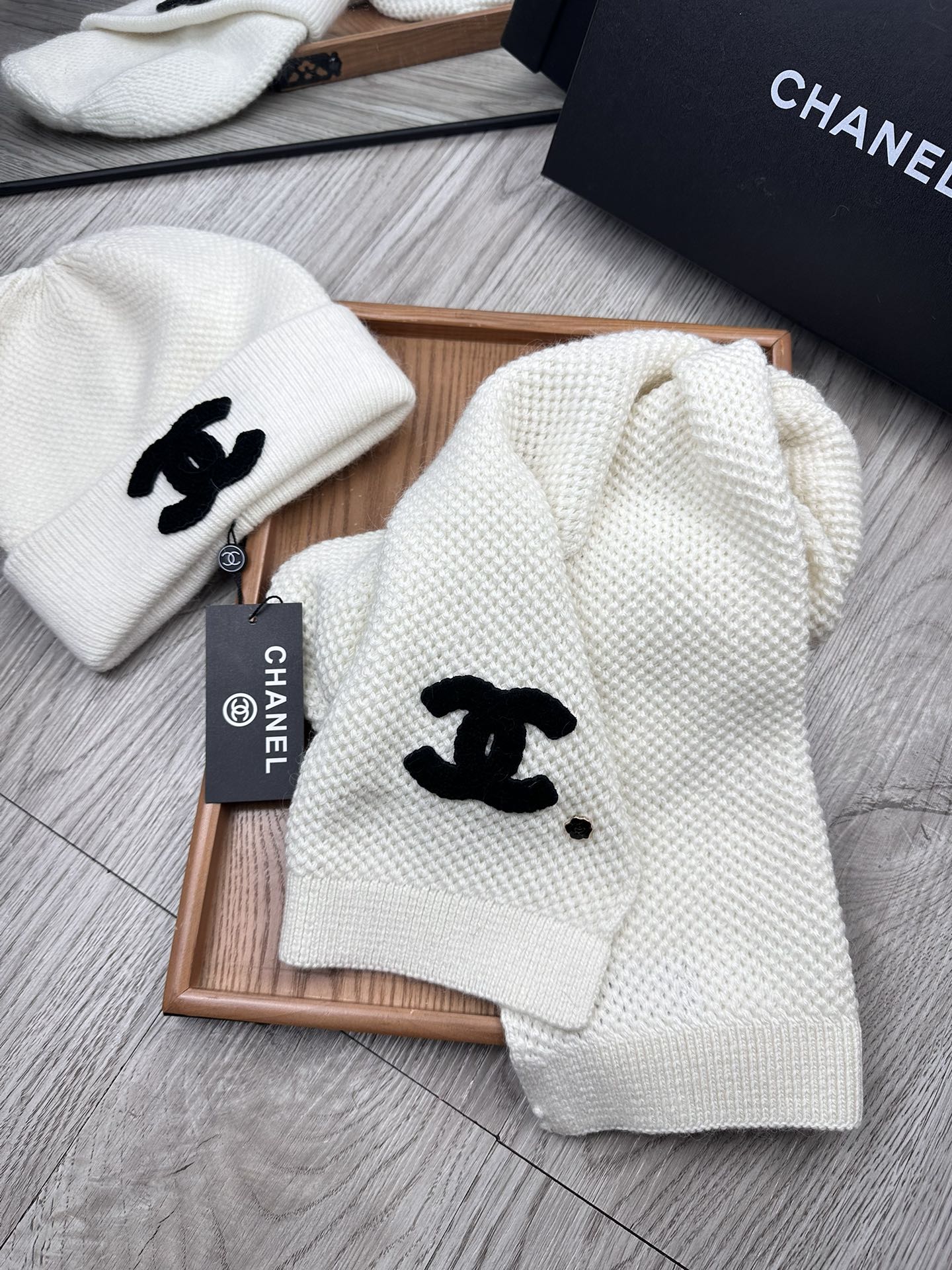 🌹。C家。【两件套-羊毛套装帽子】经典套装帽子！帽子➕围巾！70%羊毛+30%兔毛。暖暖哒超级舒服～冬日小姐姐减龄神器哦