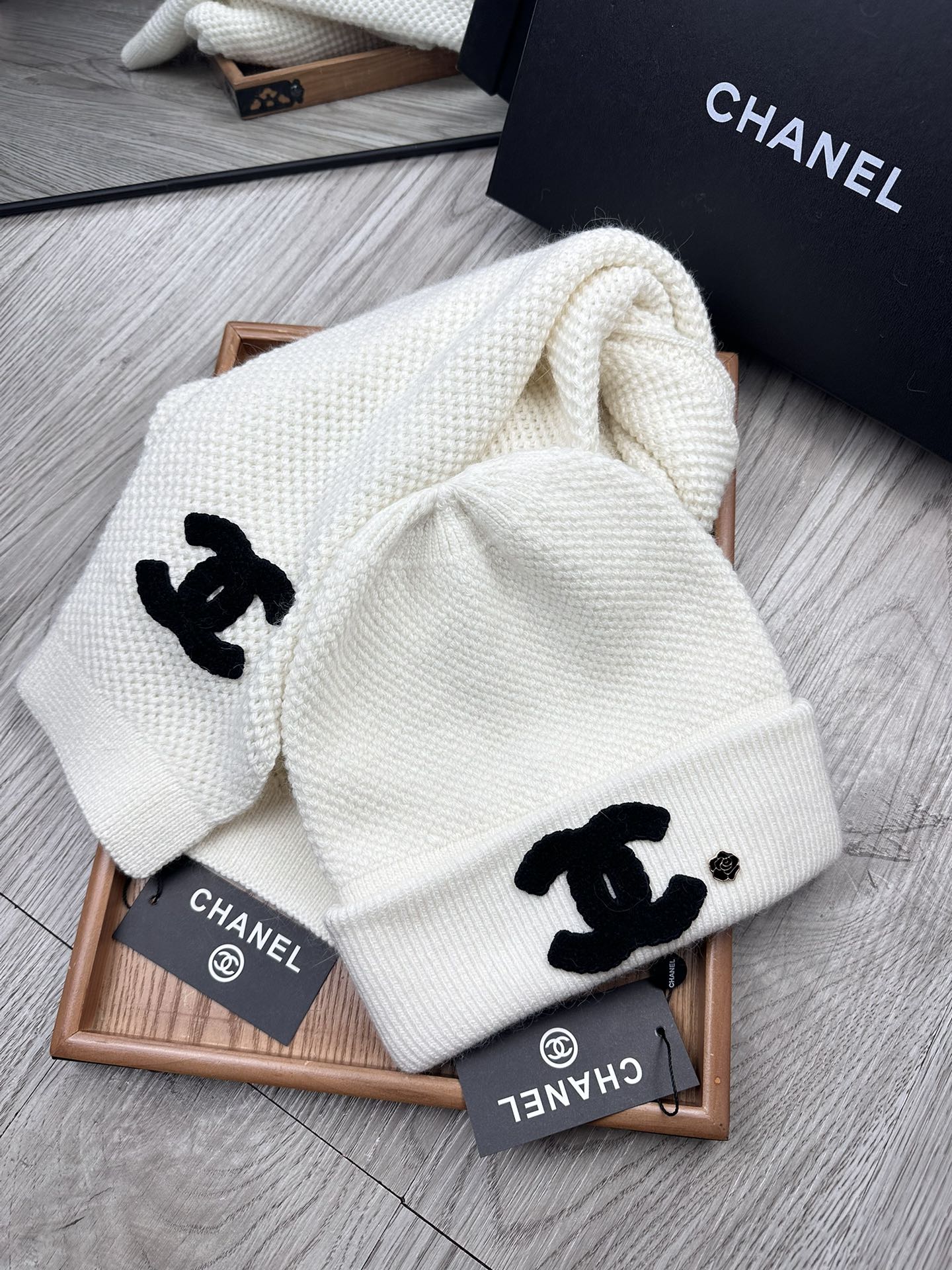 🌹。C家。【两件套-羊毛套装帽子】经典套装帽子！帽子➕围巾！70%羊毛+30%兔毛。暖暖哒超级舒服～冬日小姐姐减龄神器哦