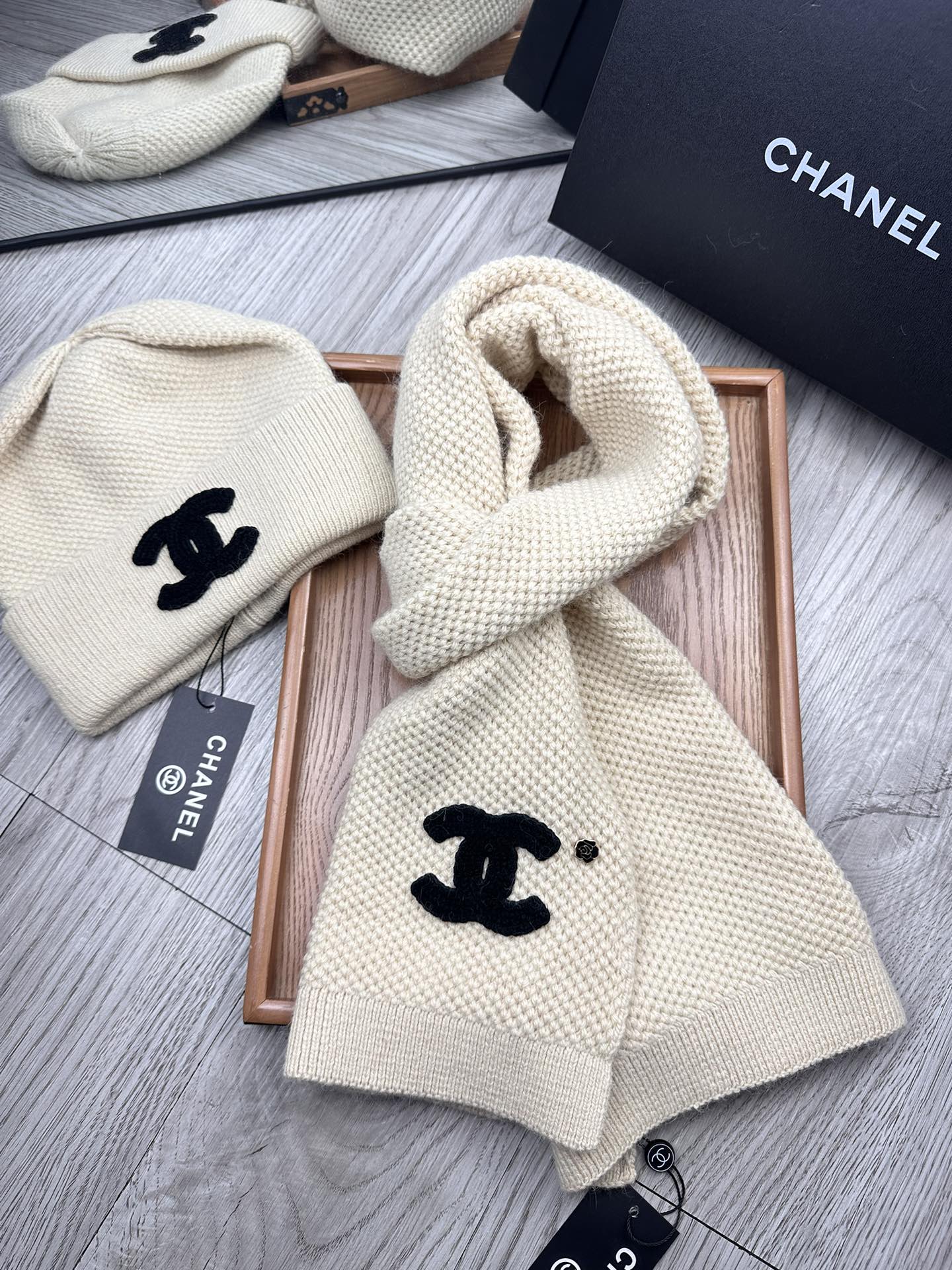 🌹。C家。【两件套-羊毛套装帽子】经典套装帽子！帽子➕围巾！70%羊毛+30%兔毛。暖暖哒超级舒服～冬日小姐姐减龄神器哦