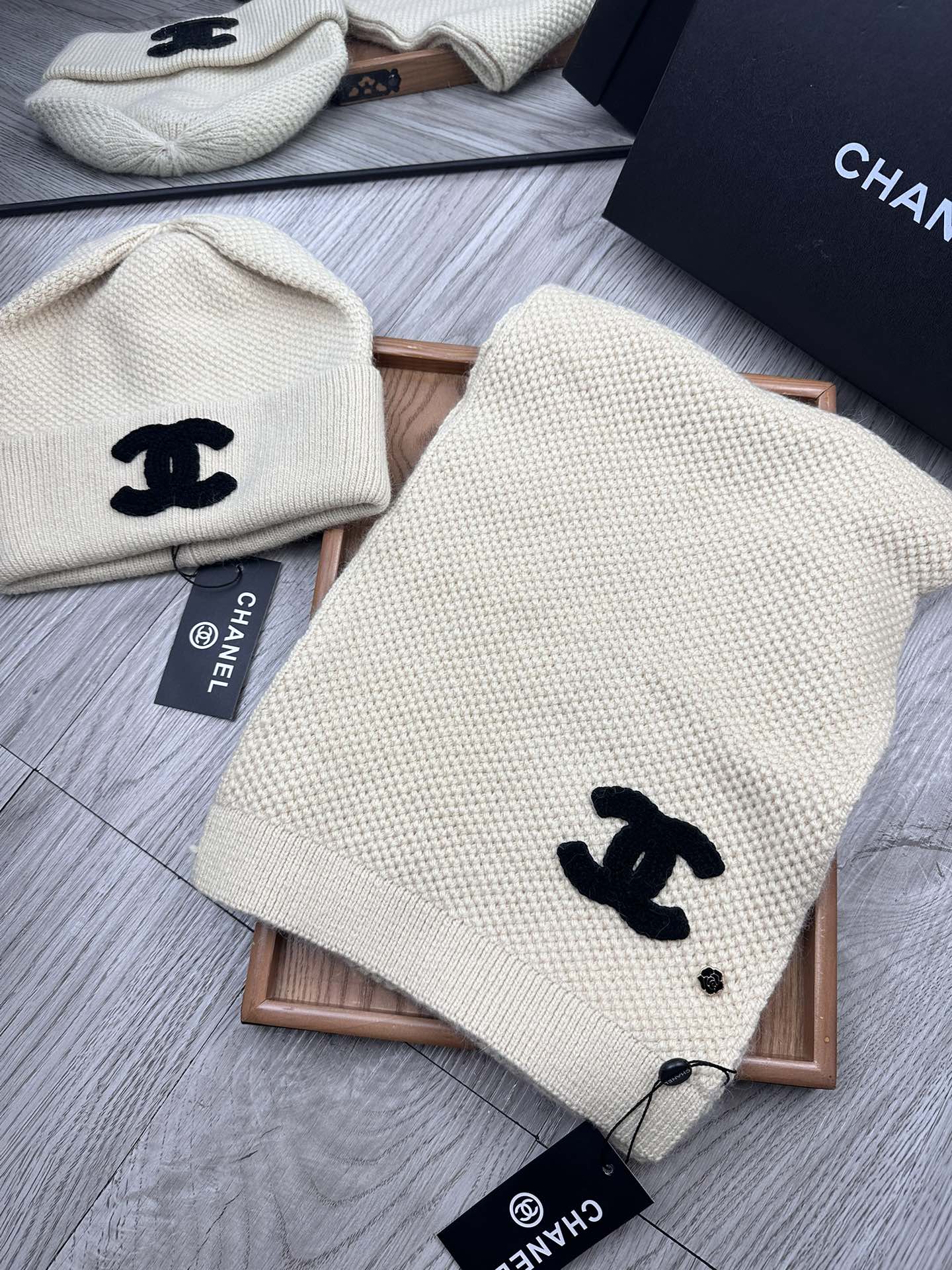 🌹。C家。【两件套-羊毛套装帽子】经典套装帽子！帽子➕围巾！70%羊毛+30%兔毛。暖暖哒超级舒服～冬日小姐姐减龄神器哦