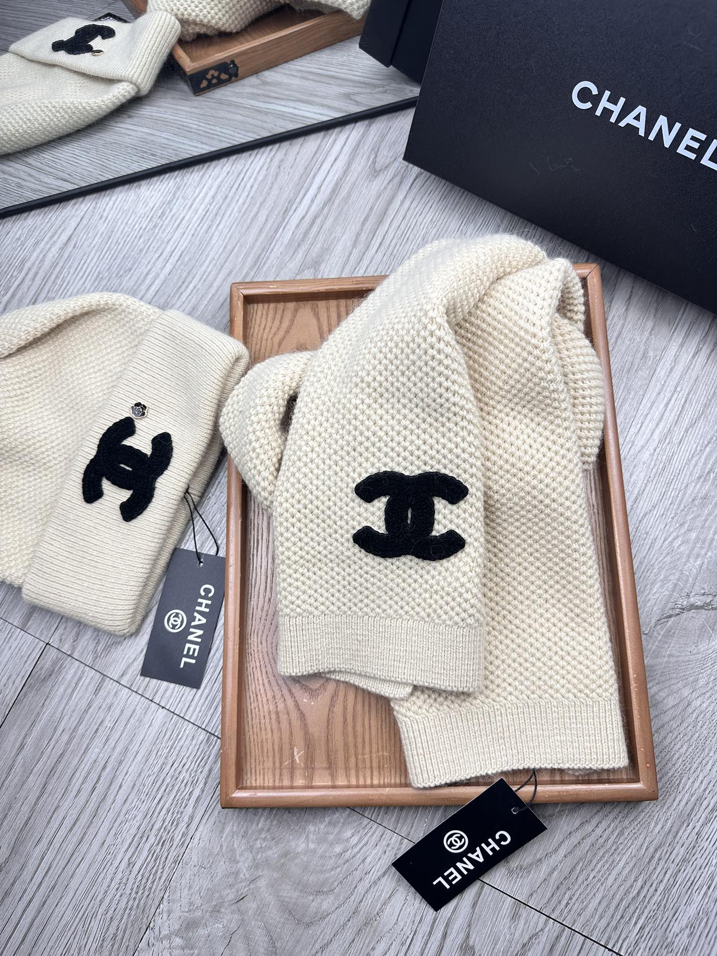 🌹。C家。【两件套-羊毛套装帽子】经典套装帽子！帽子➕围巾！70%羊毛+30%兔毛。暖暖哒超级舒服～冬日小姐姐减龄神器哦