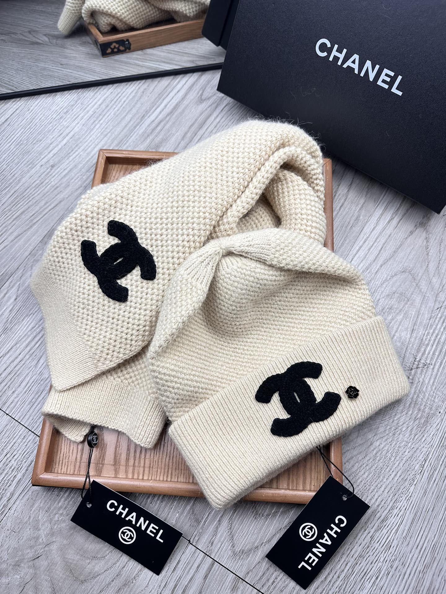 🌹。C家。【两件套-羊毛套装帽子】经典套装帽子！帽子➕围巾！70%羊毛+30%兔毛。暖暖哒超级舒服～冬日小姐姐减龄神器哦