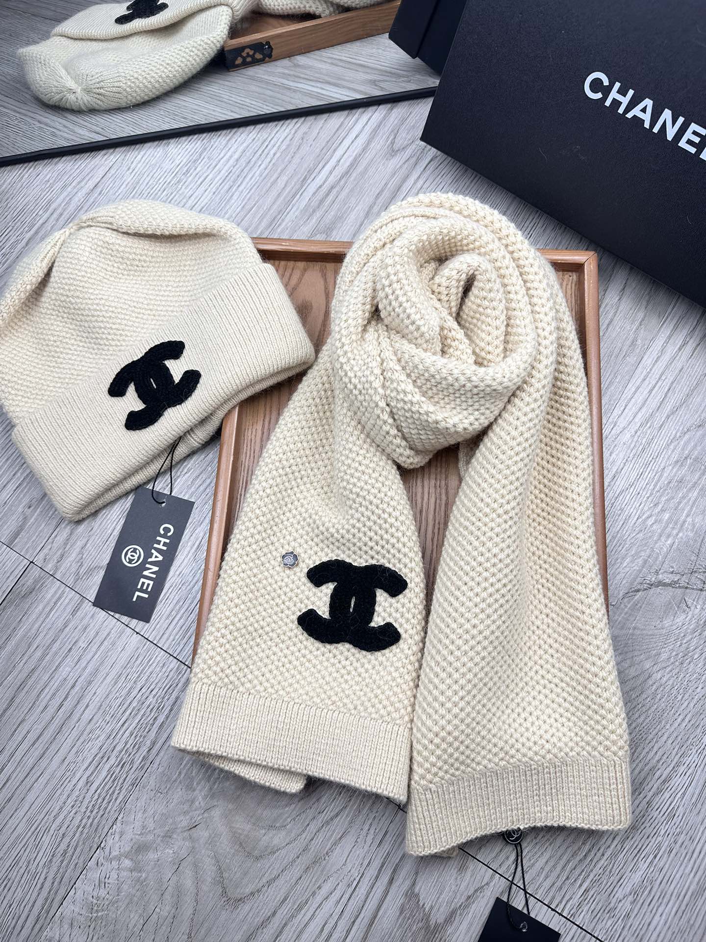 🌹。C家。【两件套-羊毛套装帽子】经典套装帽子！帽子➕围巾！70%羊毛+30%兔毛。暖暖哒超级舒服～冬日小姐姐减龄神器哦