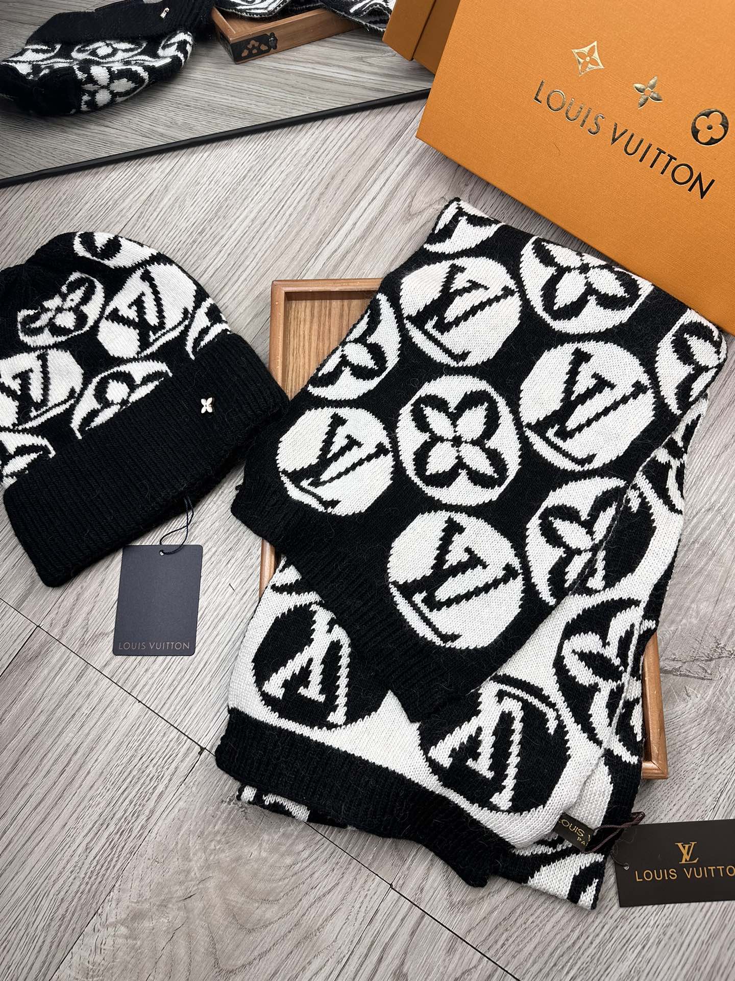 🌹。L家。【两件套-羊毛套装帽子】经典套装帽子！帽子➕围巾！70%羊毛+30%兔毛。暖暖哒超级舒服～冬日小姐姐减龄神器哦