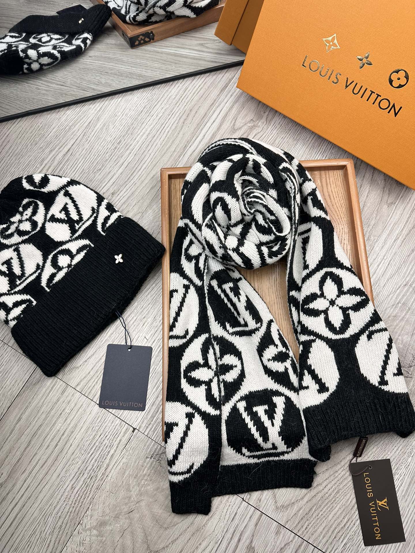 🌹。L家。【两件套-羊毛套装帽子】经典套装帽子！帽子➕围巾！70%羊毛+30%兔毛。暖暖哒超级舒服～冬日小姐姐减龄神器哦