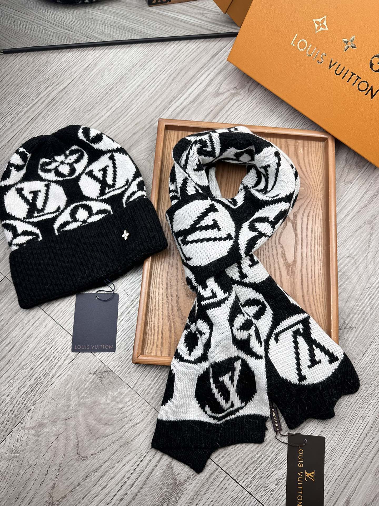🌹。L家。【两件套-羊毛套装帽子】经典套装帽子！帽子➕围巾！70%羊毛+30%兔毛。暖暖哒超级舒服～冬日小姐姐减龄神器哦