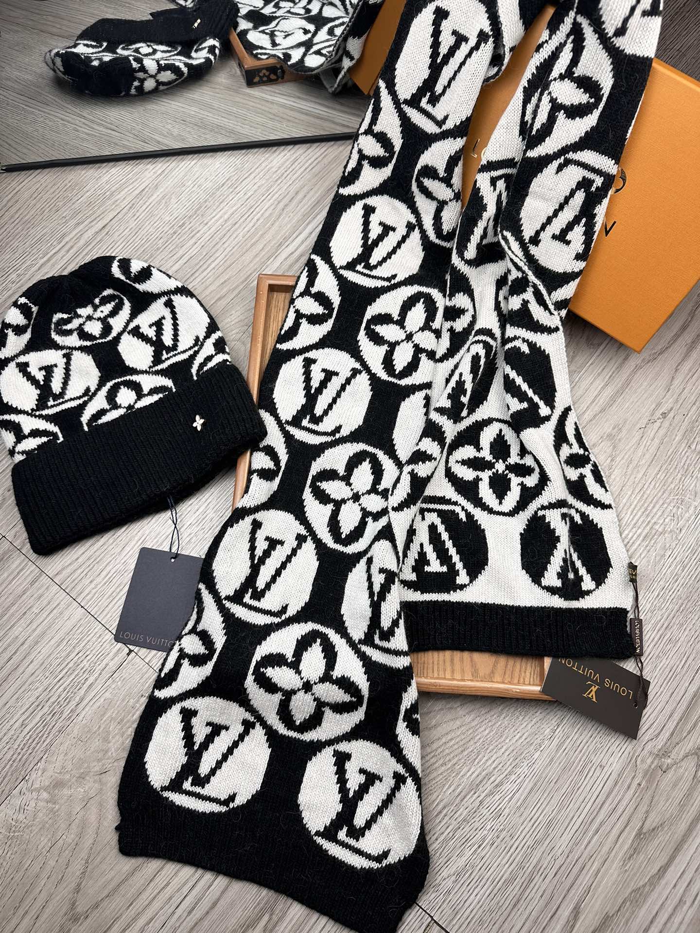 🌹。L家。【两件套-羊毛套装帽子】经典套装帽子！帽子➕围巾！70%羊毛+30%兔毛。暖暖哒超级舒服～冬日小姐姐减龄神器哦