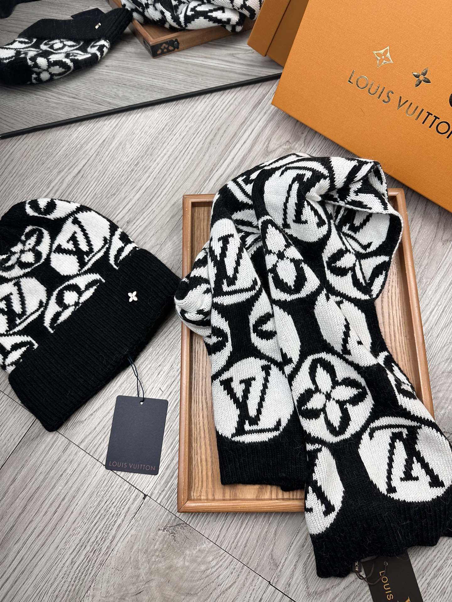 🌹。L家。【两件套-羊毛套装帽子】经典套装帽子！帽子➕围巾！70%羊毛+30%兔毛。暖暖哒超级舒服～冬日小姐姐减龄神器哦
