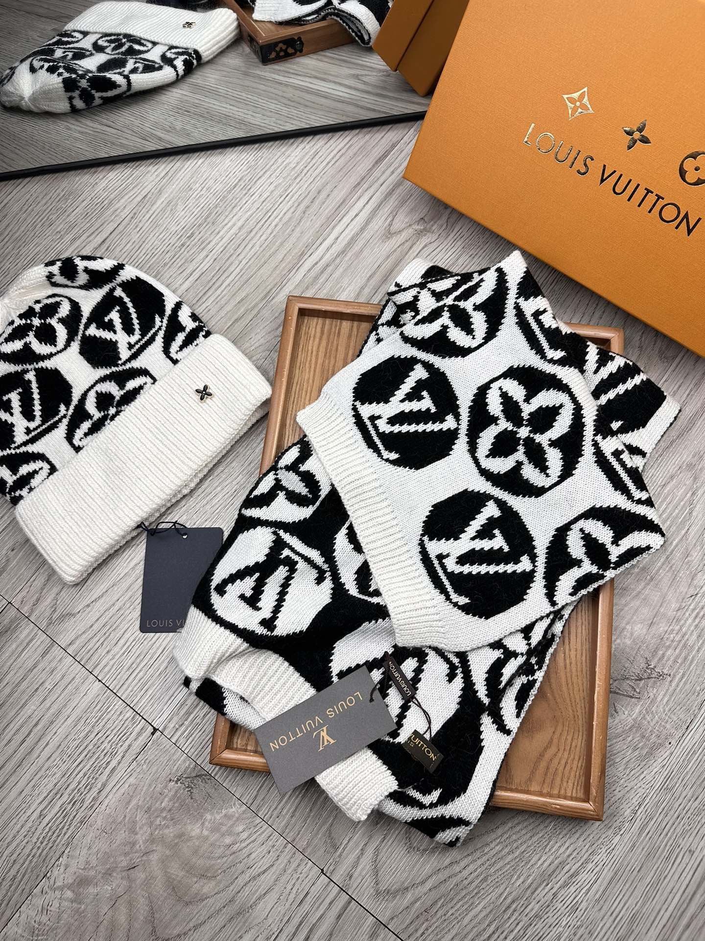 🌹。L家。【两件套-羊毛套装帽子】经典套装帽子！帽子➕围巾！70%羊毛+30%兔毛。暖暖哒超级舒服～冬日小姐姐减龄神器哦