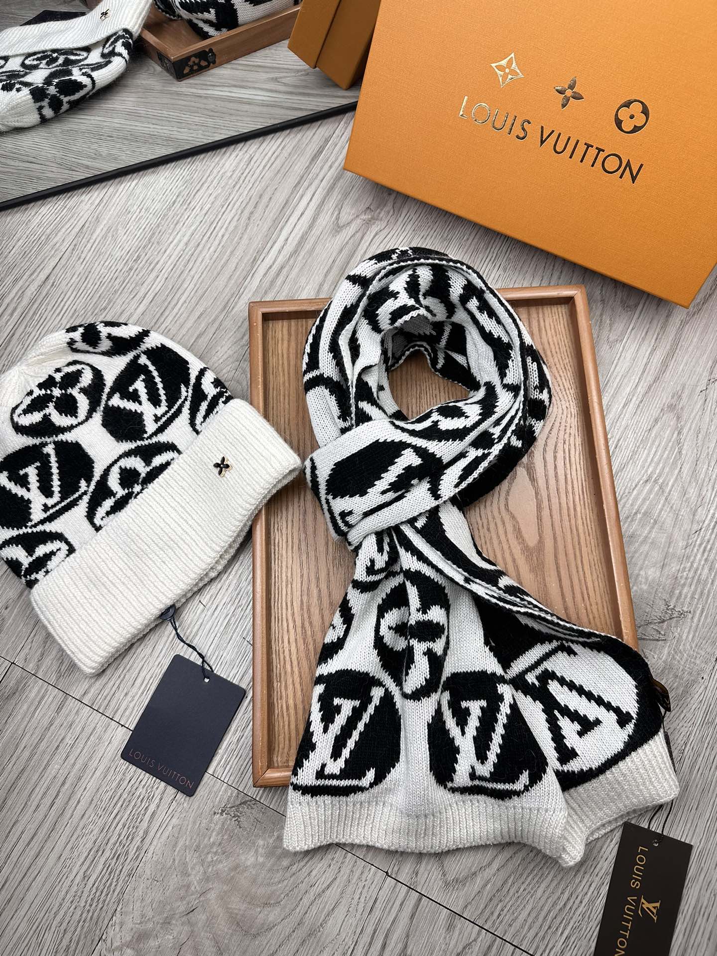 🌹。L家。【两件套-羊毛套装帽子】经典套装帽子！帽子➕围巾！70%羊毛+30%兔毛。暖暖哒超级舒服～冬日小姐姐减龄神器哦