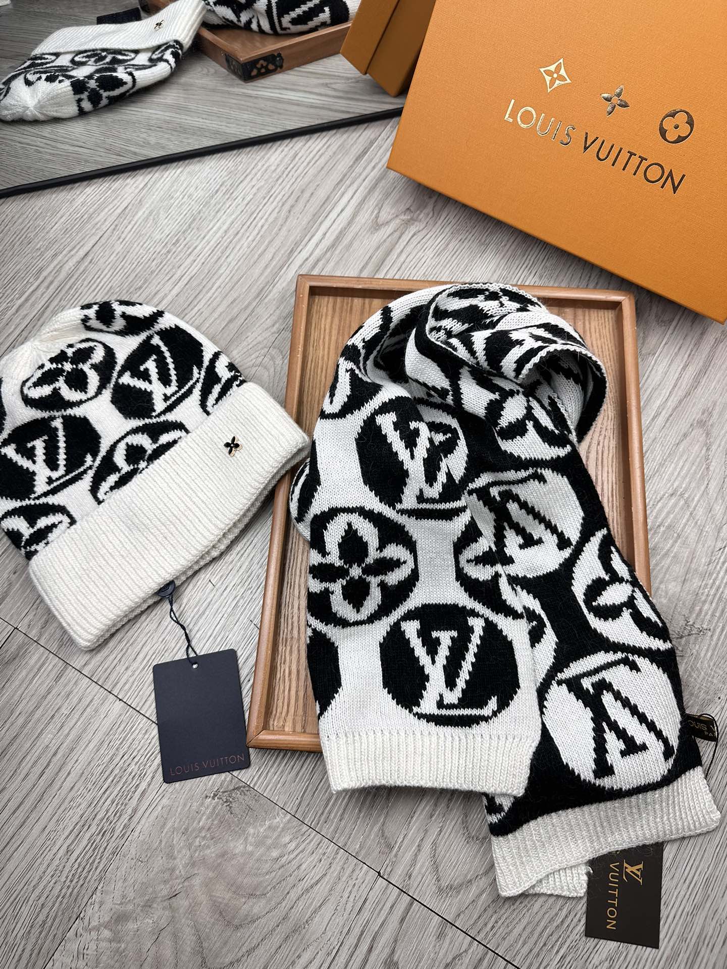 🌹。L家。【两件套-羊毛套装帽子】经典套装帽子！帽子➕围巾！70%羊毛+30%兔毛。暖暖哒超级舒服～冬日小姐姐减龄神器哦