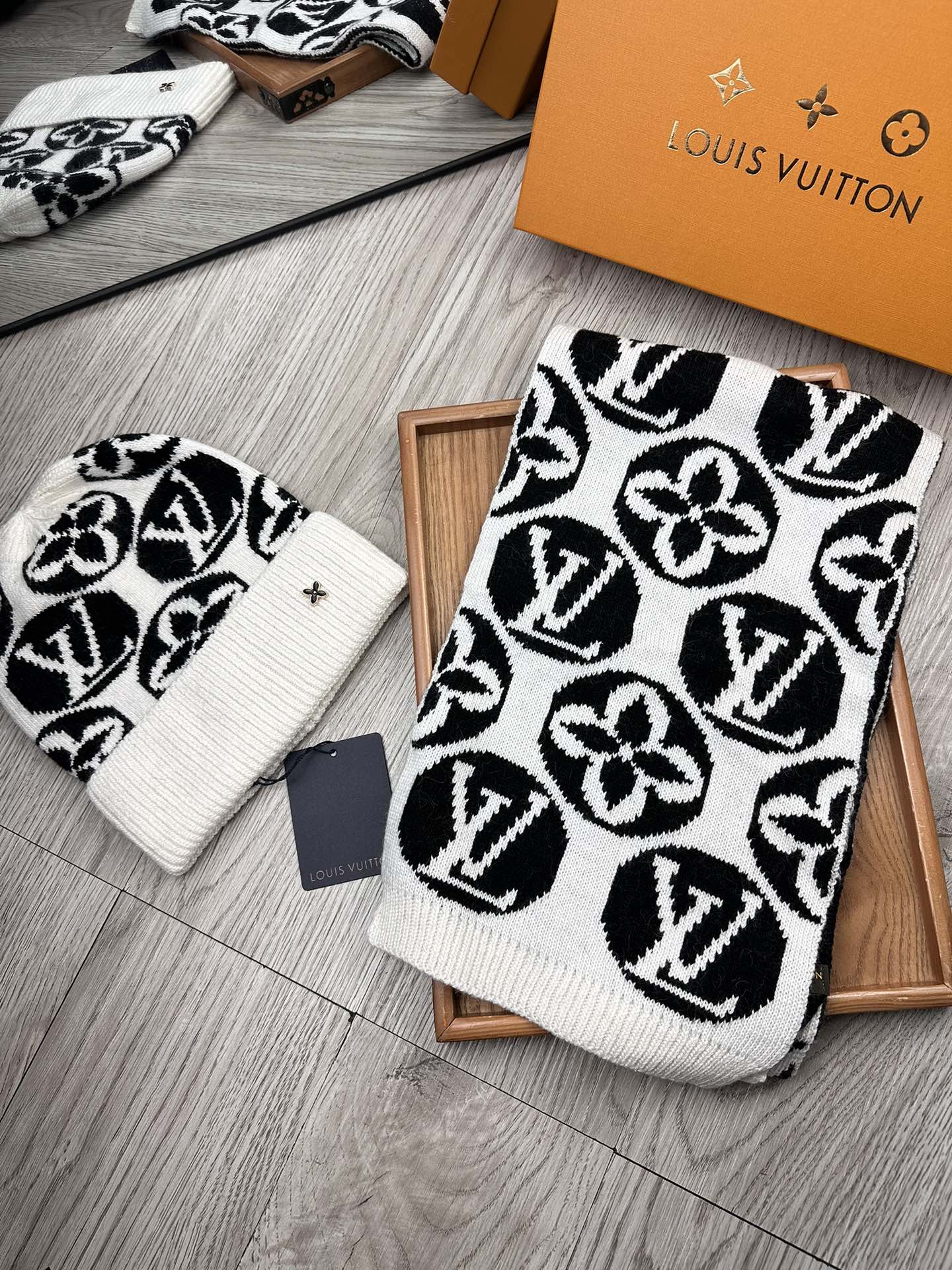 🌹。L家。【两件套-羊毛套装帽子】经典套装帽子！帽子➕围巾！70%羊毛+30%兔毛。暖暖哒超级舒服～冬日小姐姐减龄神器哦