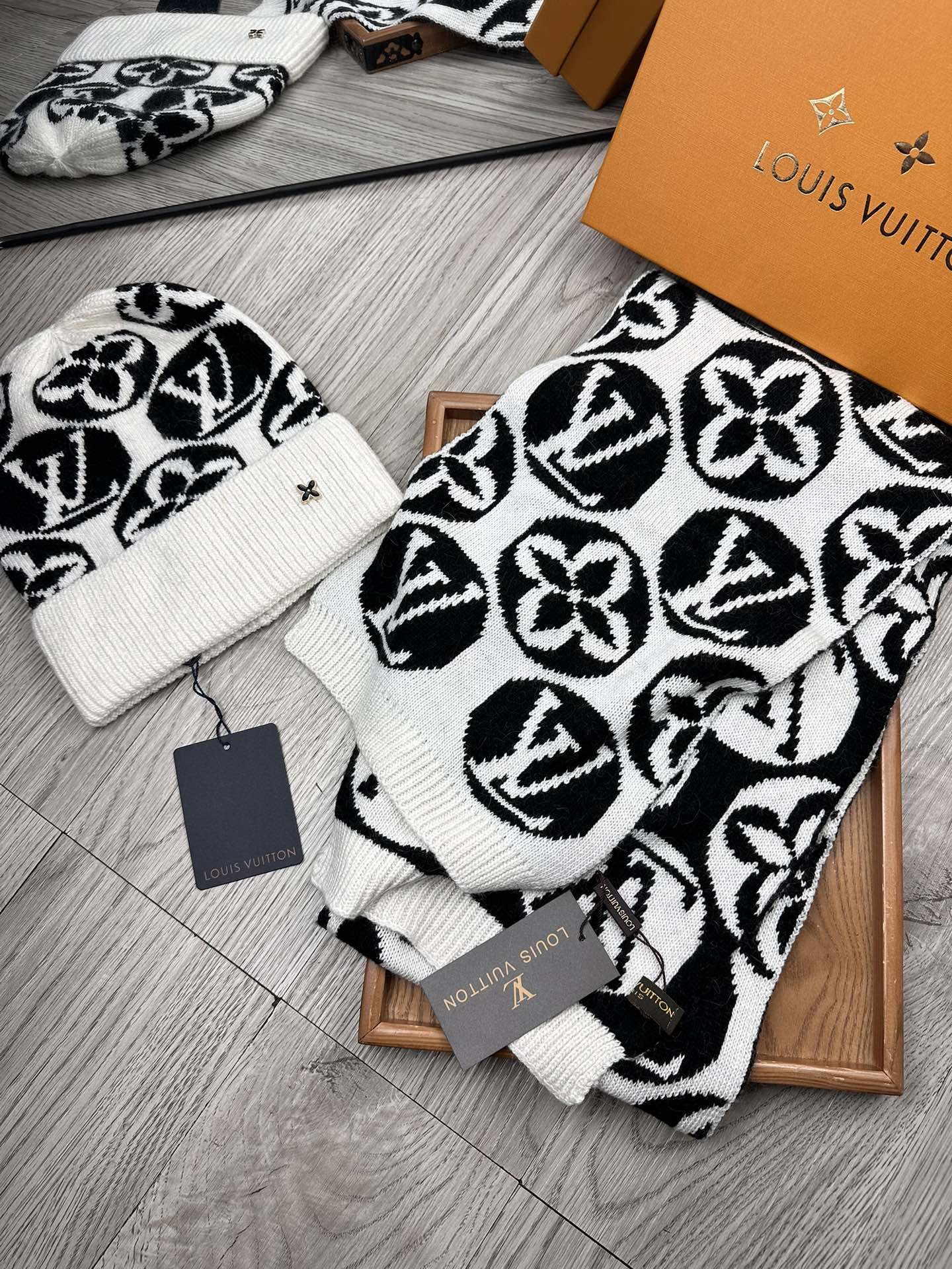 🌹。L家。【两件套-羊毛套装帽子】经典套装帽子！帽子➕围巾！70%羊毛+30%兔毛。暖暖哒超级舒服～冬日小姐姐减龄神器哦