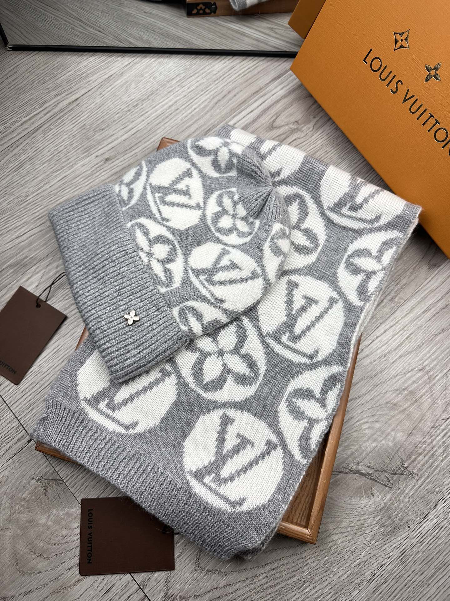 🌹。L家。【两件套-羊毛套装帽子】经典套装帽子！帽子➕围巾！70%羊毛+30%兔毛。暖暖哒超级舒服～冬日小姐姐减龄神器哦